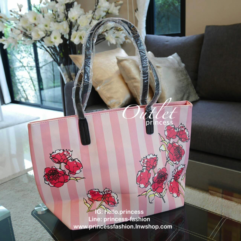 Victoria's Secret Vintage Flower Print Shoulder Bag กระเป๋าสะพายสไตล์วินเทจจาก Victoria's Secret หนัง Saffiano สกรีนลายดอกไม้เปิดปิดด้วยซิป หัวซิปโลโก้ VS ด้านหน้าประดับตัวอักษร VS ภายในดำมีช่องซิปและช่องใส่ของ จุได้เยอะค่ะ ใส่เอกสาร A4 หนังสือ 