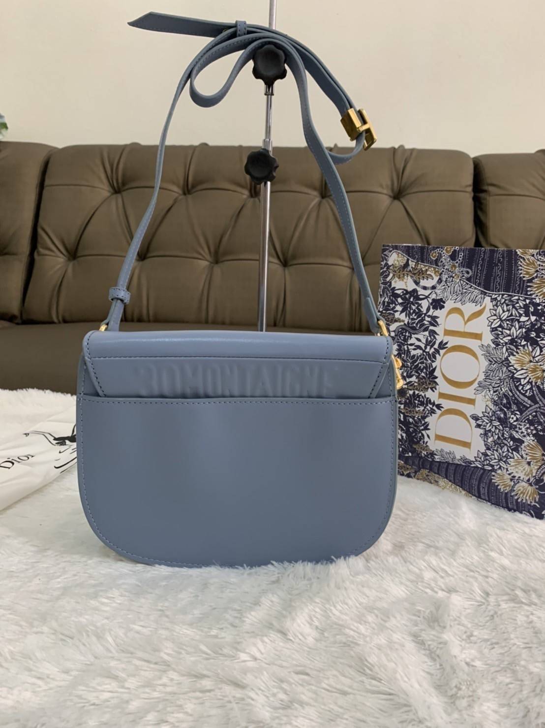 Dior Bobby Bag (GWP) พรีเมี่ยมกิ้ฟ Limited Edition วัสดุหนังแท้ Calfskin อะไหล่ทอง กระเป๋าหรูยอดฮิต ดีไซน์เป็นทรงโค้งเรียบหรูแบบโบฮีเมียนนิดๆ ด้านหน้าประดัลโลโก้ CD เด่นชัด ตอกย้ำความเป็นแบรนด์หรู Christian Dior แมทกับชุดได้ง่าย ใช้ได้ทุกวัน ทั้งสะพายไหล่