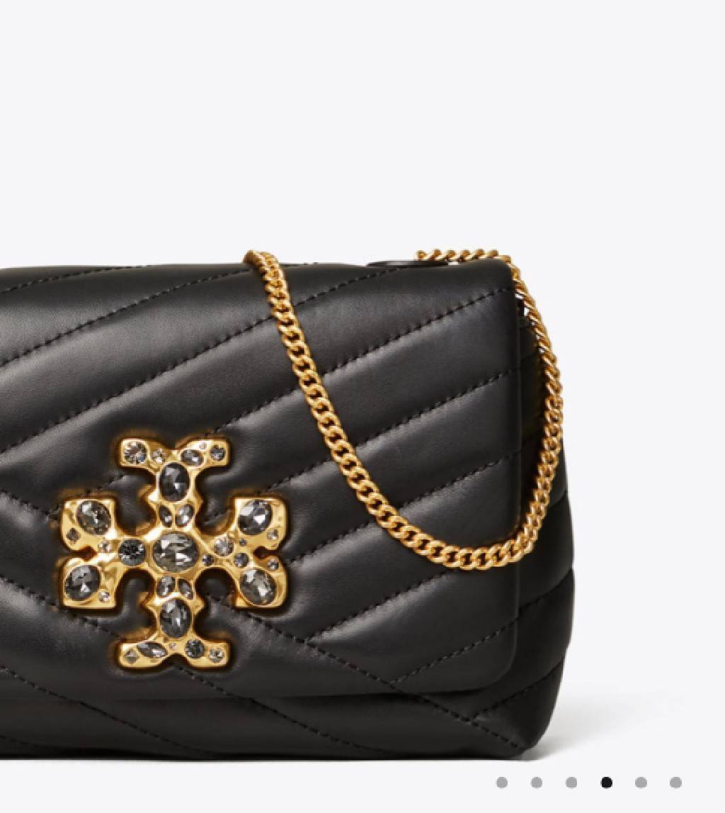 TORY BURCH KIRA CHEVRON EMBELLISHED LOGO MINI BAG ตามคำเรียกร้องจ้า!! ไซส์มินิ สะดวกใช้ พกพาง่าย สไตล์คุณหนู!! กระเป๋าสะพายข้าง ดีไซน์ทรงคลาสสิค โดดเด่นด้วยโลโก้ดีไซน์ประดับเม็ดสี เพิ่มมูลค่าและดึงดูดสายตามากขึ้น วัสดุหนังแกะ สัมผัสนิ่มมือ เปิด-ปิดด้วยกระ