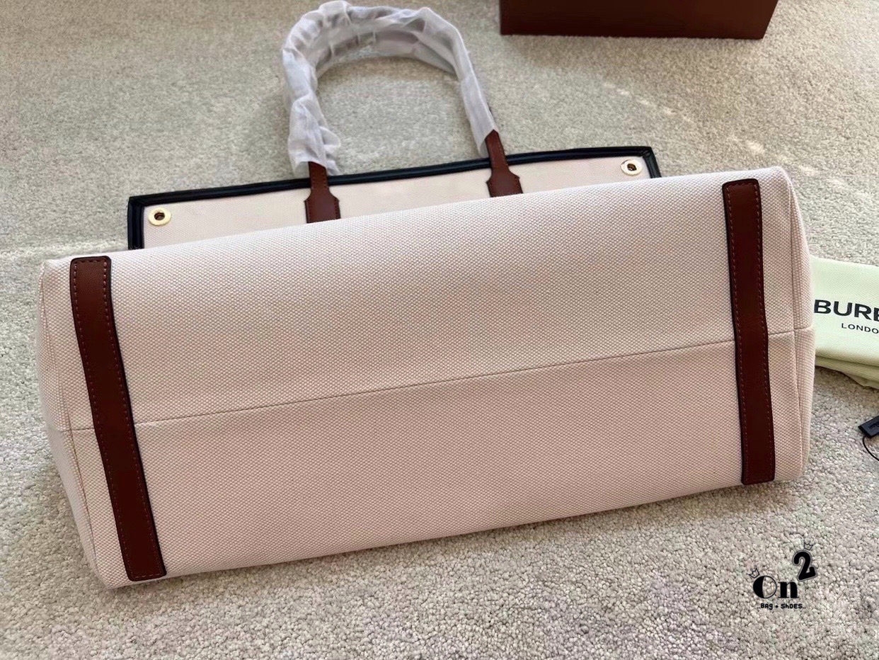 VIP 🥂 Burberry tote bag / BURBERRY FRAGRANCES TOTE BAG กระเป๋าสะพายทรงโท้ทผ้าแคนวาส ตัดขอบหนัง การตัดเย็บเดินด้ายสวยงามเลอร์ค่ามาก ดีไซน์สวย ทรงหรูดูไฮ รุ่นหายาก เป็นอีกหนึ่งรุ่นที่ดาราเซเลป ใช้กันเยอะมาก ประดับกระดุมแบรนด์สีทอง ที่มุมปากกระเป๋าทั