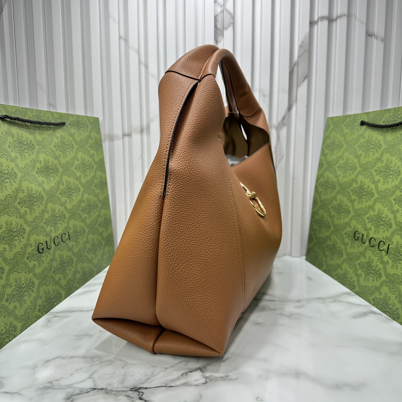 Gucci Softbit maxi shoulder bag โฉมใหม่ล่าสุด กับกระเป๋าสะพายรูปทรงใหม่เรียบหรูด้วยหนังลายเกรน ใบใหญ่จุใจพร้อมใบลูกเข้าเซ็ท ตกแต่งอะไหล่ Horsebit ครึ่งรูปขนาดใหญ่ด้านหน้าสวยหรูโดดเด่น สวยผู้ดี ดารา เซเลปใช้กันเพียบ