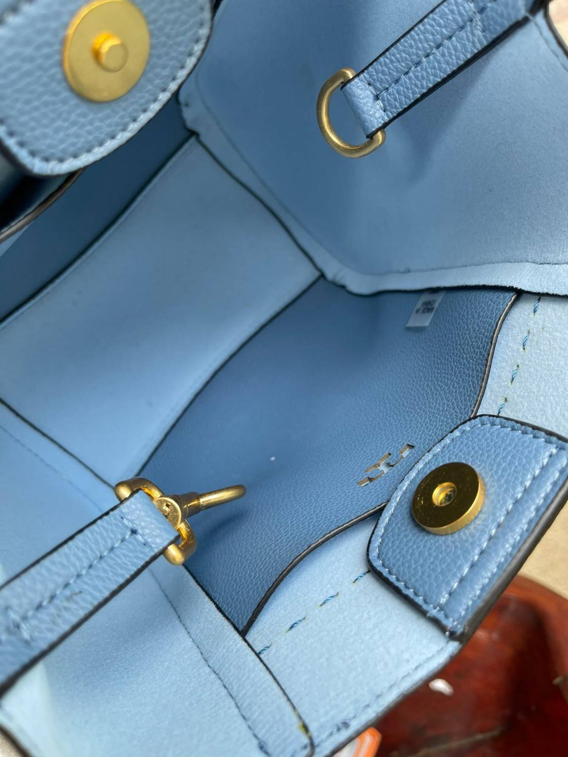 TORY BURCH McGraw Small Bucket Bag ดีไซน์ทรงตะกร้าแสนน่ารัก ดีเทลสะดุดตา รูปทรงจดจำง่าย สาว ๆ คนไหนที่เบื่อกระเป๋าถือทรงเดิม ๆ ลองมาดู Collection นี้กันดีกว่าค่ะ