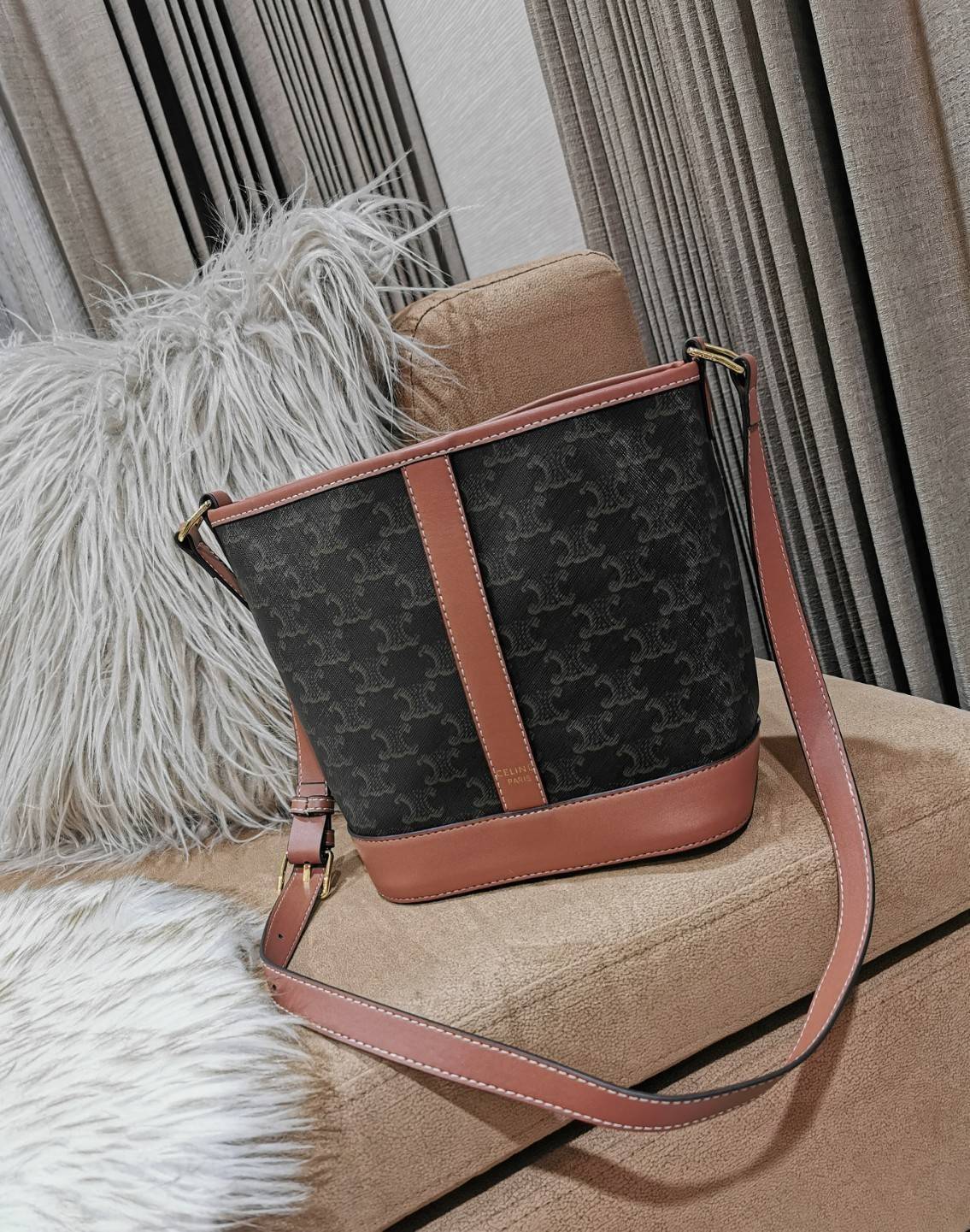 CELINE BUCKET BAG VIP GIFT WITH PURCHASE (GWP) พรีเมี่ยมกิ๊ฟ Limited Edition จาก CELINE HAUTEPARFUME DUTYFREE COUNTER วัสดุ TRIOMPHE CANVAS ดีไซน์สวยคลาสสิคไม่มีเอ้าท์เปิดปิดด้วยกระดุมภายในโล่งกว้างและจุมากสามารถใส่กระเป๋าสตางค์ กล้อง มือถือ ของใช้ได้เยอะ