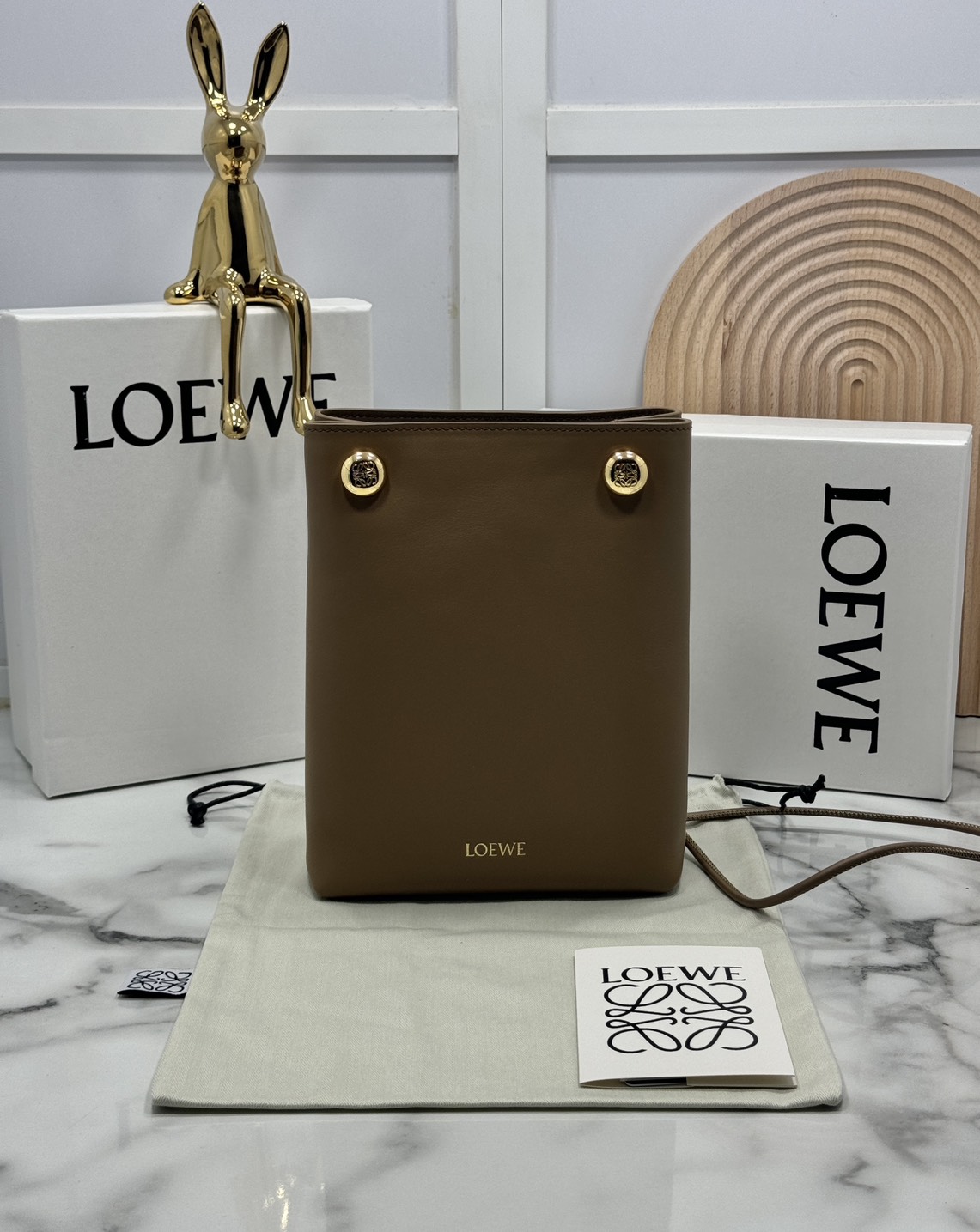 ORI หนังแท้ | LOEWE pebble pouch in smooth กระเป๋าทรงโท้ทดีไซน์คลาสสิค เรียบง่ายแต่ดูแพง มีระดับสุดๆ แต่งหมุดปั้มโลโก้แบรนด์สีทองสวยโดดเด่น เหมาะเป็นไอเท็ม everyday bag จริงๆ