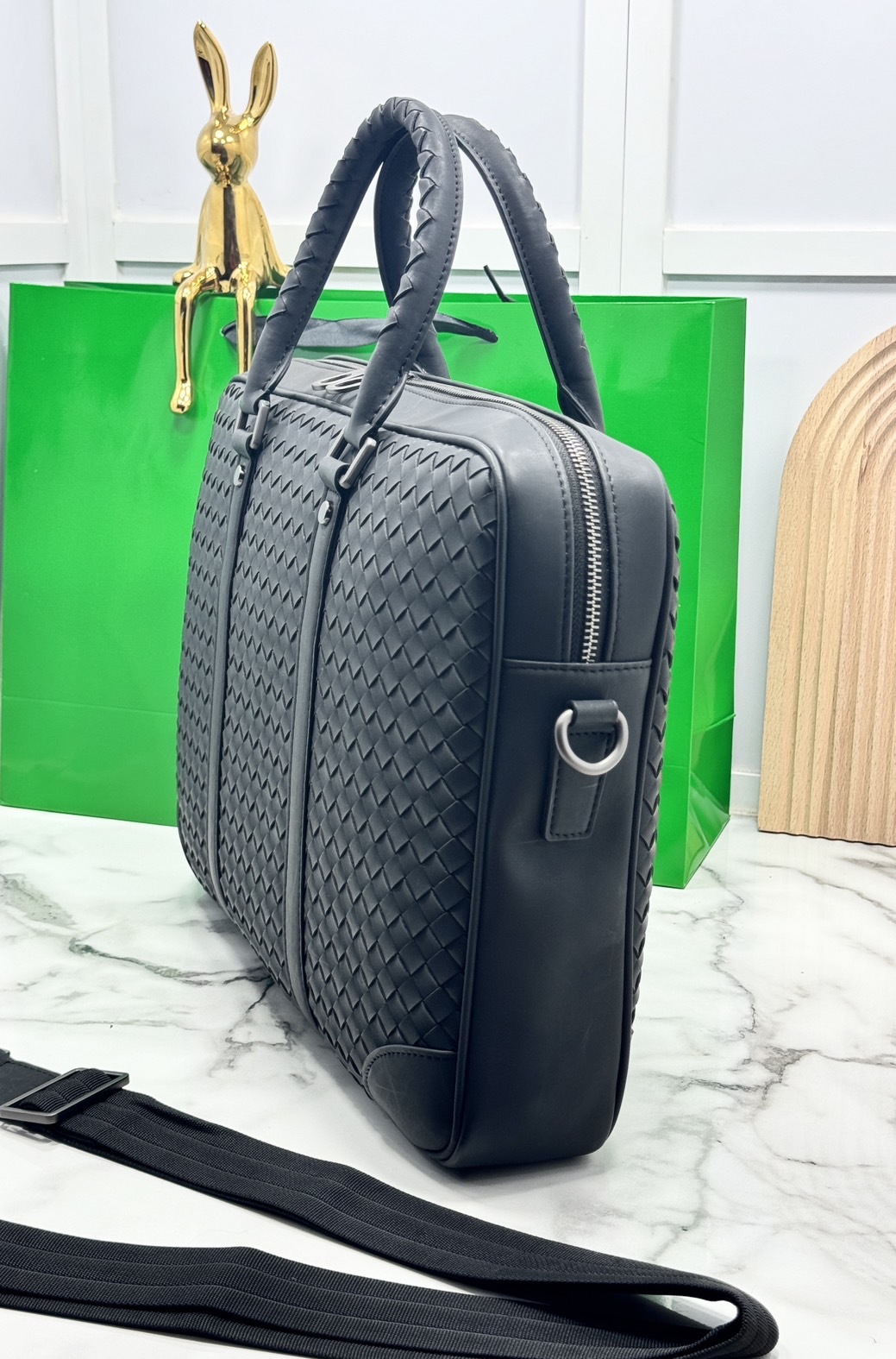 ORI หนังแท้ | Bottega Getaway Slim Intrecciato Leather Briefcase / Bottega Messenger Bag กระเป๋าใส่เอกสาร กระเป๋าทรงแมสเซ็นเจอร์ สวยเรียบหรูคลาสสิกเป็นเอกลักษณ์ โดดเด่นด้วยงานสานตาราง ดีไซน์เรียบง่าย แต่ดูแพง ไอเท็มสุดปัง!!