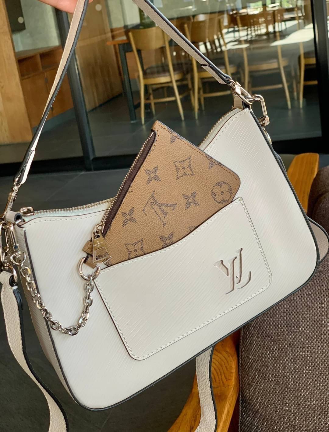 VIP 🥂 LOUIS VUITTON MARELLR EPI LEATHER รุ่นนี้ลายหนังเป็นลายไม้ มีโลโก้แบรนด์แบบฉลุด้านหน้า มาพร้อมกระเป๋าใบลูกแบบซิปจัดเก็บได้ตรงช่องด้านหน้า สามารถถอดออกแยกใช้งานได้ต่างหากนะคะ เปิดปิดกระเป๋าแบบซิป ภายในโล่ง สามารถใส่กระเป๋าเงินใบยาวได้;ของจุกจ