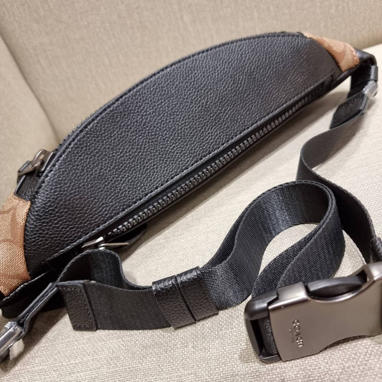 COACH C4028 COACH x PEANUTS WARREN BELT BAG IN SIGNATURE CANVAS WITH VARSITY PATCHES กระเป๋าคาดอกไซส์ใหญ่ คอลเลคชั่นยอดฮิต!! เป็นรุ่นสุดยอดของความคลาสสิค ขนาดสะพายกำลังเท่ คูลๆ ใช้งานง่าย ได้ทั้งหนุ่มๆและสาวๆ วัสดุหนังแคนวาสเคลือบลายสลับหนัง pepble น่าใช้