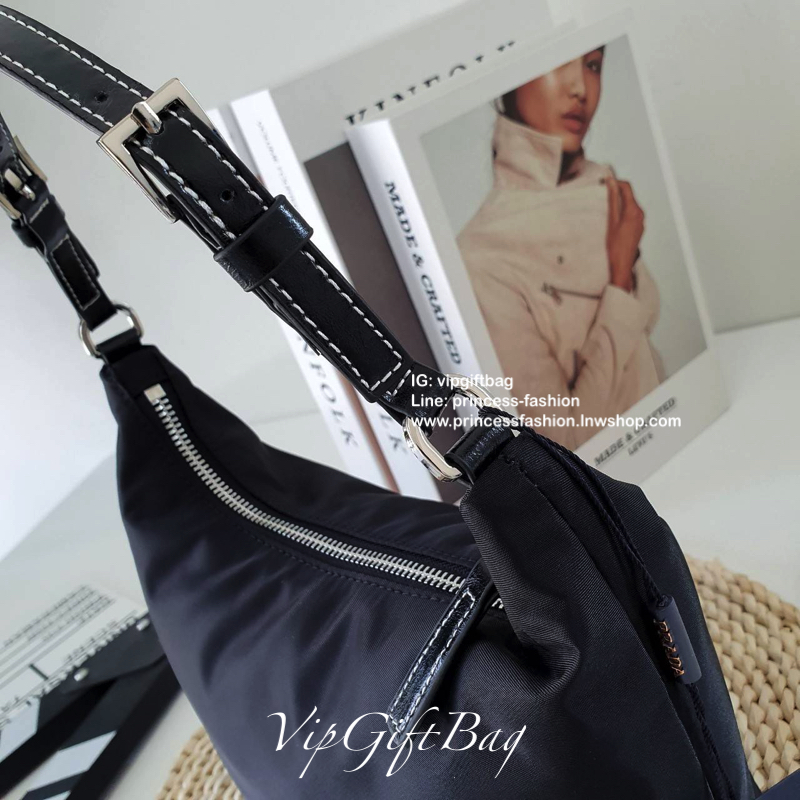 Prada Hand bag" วัสดุทำจากผ้า Nylon อย่างดี สายทำจากหนังถัก แข็งแรงทนทานสามารถปรับได้3ระดับ อะไหล่เงินปั๊มแบรนด์ ด้านหน้ามีโลโก้แบรนด์หรูหรามาก ตัวกระเป๋าเแดปิดด้วยซิป ภายในมีช่องซิปให้1ช่อง บุผ้าลายแบรนด์ทั้งผมด ทีป้ายโลหะโลโก้แบรนด์ ใส่ ipadmini กร
