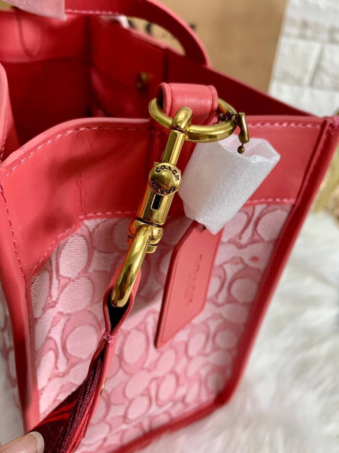 สวยๆ เคลียสต๊อค มีไม่มากจร้าา! COACH TOTE FIELD JACQUARD BAG ((C3282)) กระเป๋าหิ้ว//สะพายข้าง JacquardลายC+หนังแท้ สวยงามลงตัวมากๆค่ะ ปากกระเป๋าเปิดปิดแบบกระดุมแม่เหล็ก ภายในกว้าง สาวๆทีาสัมภาระเยอะบอกเลยเหมาะมากค่ะ