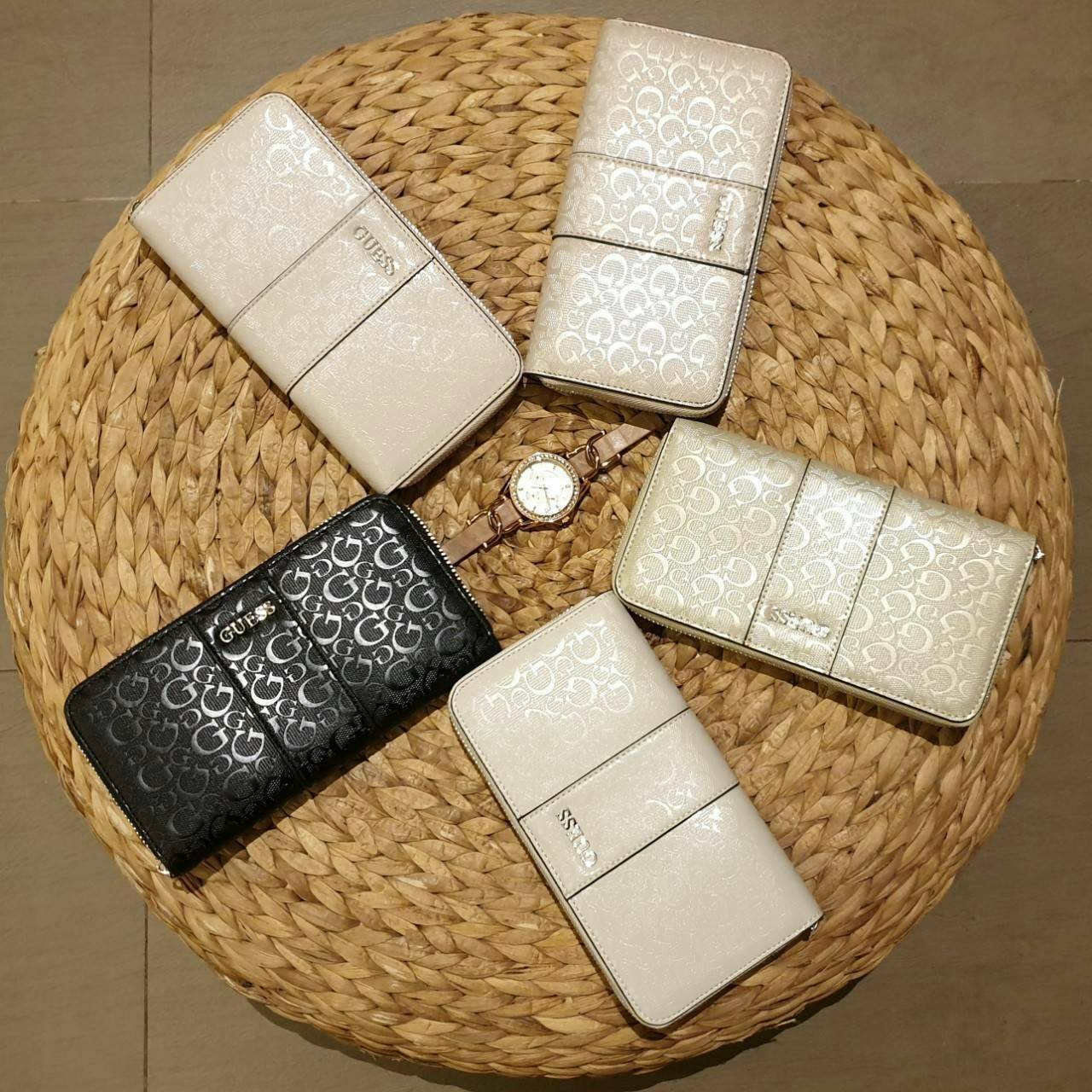 GUESS FACTORY WOMEN'S ZIP AROUND LONG WALLET กระเป๋าสตางค์หนังทรงซิปรอบลาย G ด้านหน้าติดโลโก้แบรนด์ด้วยโลหะสวยหรู ภายในมีช่องใส่ธนบัตร ช่องใส่บัตรหลายช่อง มีช่องซิปใส่เหรียญ สามารถใส่ไอโฟนพลัสได้ มีให้เลือกถึง 5 สี สวยคุ้ม น่าใช้มากๆค่า