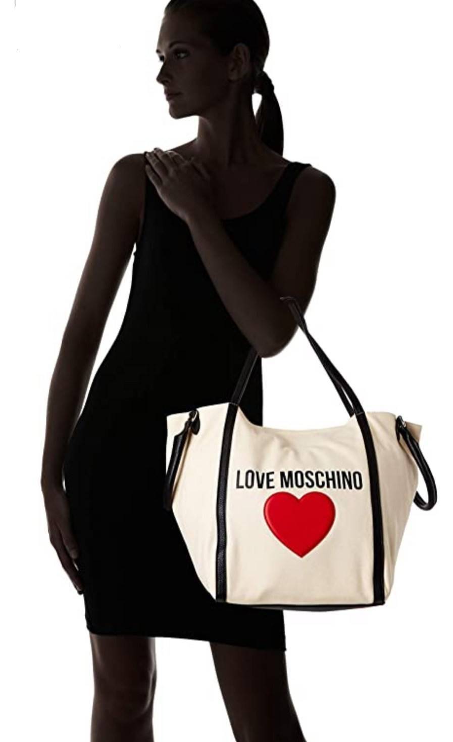 Love Moschino Borsa Donna MOD.JC4333PP07KV VAR.Unica กระเป๋าทรง Tote เป็นกระเป๋าที่สาวๆ ทำงานนิยมมากที่สุด เพราะมีขนาดใหญ่พอเหมาะใส่เอกสารขนาด A4 ใส่ของใช้ของจำเป็นได้ครบสำหรับการใช้งานนอกบ้านใน 1 วัน ถ้าต้องออกไปธุระต่อตอนค่ำก็ยังไม่ใหญ่เทอะทะเกินไป