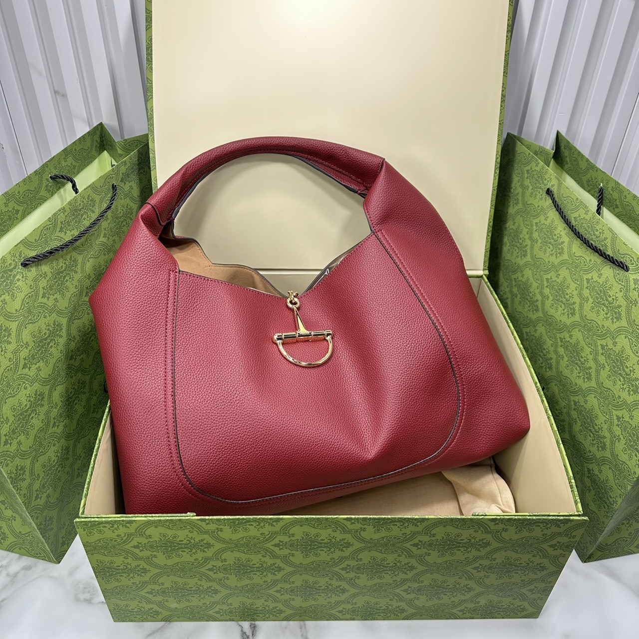 Gucci Softbit maxi shoulder bag โฉมใหม่ล่าสุด กับกระเป๋าสะพายรูปทรงใหม่เรียบหรูด้วยหนังลายเกรน ใบใหญ่จุใจพร้อมใบลูกเข้าเซ็ท ตกแต่งอะไหล่ Horsebit ครึ่งรูปขนาดใหญ่ด้านหน้าสวยหรูโดดเด่น สวยผู้ดี ดารา เซเลปใช้กันเพียบ