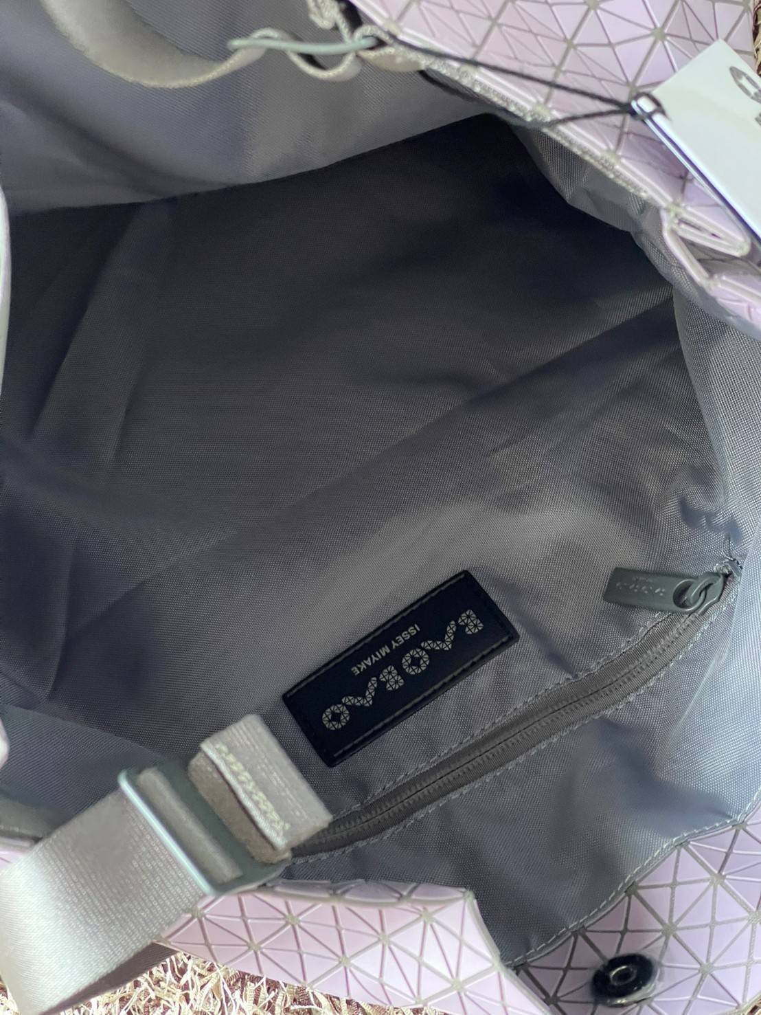 ORI 🥂 Baobao Issey Miyake Cart geometric tote bag / Miyake Cart Tote Bag รูปทรงที่สร้างขึ้นโดยบังเอิญ' เสื้อผ้าที่มีโครงสร้างและได้รับการออกแบบทางวิศวกรรมอันเป็นเอกลักษณ์ของแบรนด์ ส่งต่อไปยังเครื่องประดับที่น่าประทับใจและไร้กาลเวลาเหล่านี้ กร