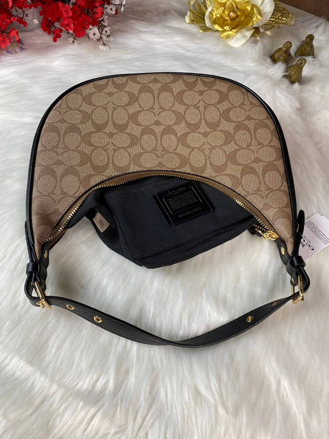 Coach Bailey Hobo With Whipstich Shoulder Bag (coachc1322) กระเป๋าcoach ทรงโค้งใช้แบบหิ้วหรือคล้องไหล่ก็ดูดี ใช้วัสดุหนังแท้ชั้นดี หนังสวยมากๆค่ะ ด้านหน้าใช้อะไหล่แบรนด์ตัวใหญ่ หรู ดูสะดุดตามีเดียว จุดเด่นตรงสายคือร้อยหนังเป็นสีเข้ากับตัวกระเป๋าได้สวยงาม 