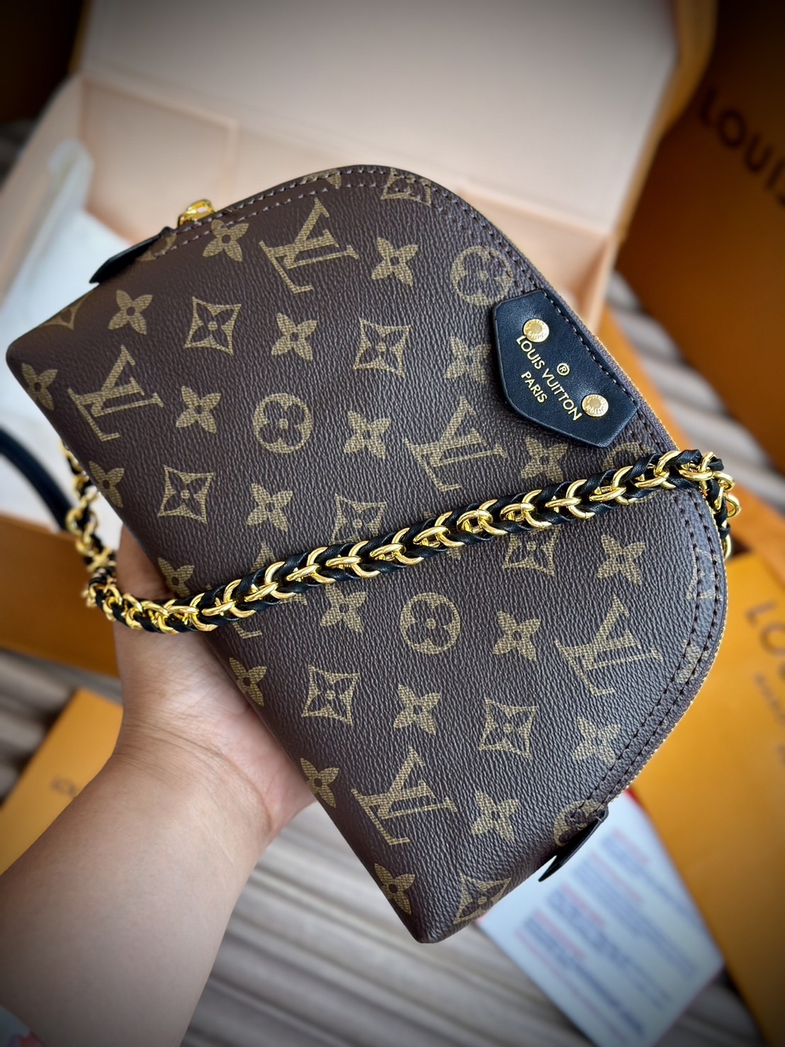 LV Be Alma bag Monogram Canvas / LV Pouch Bag กระเป๋าทรงพอชรุ่นใหม่สุดไอคอนิก เปิดตัวในคอลเลคชั่น Cruise 2025 ขนาดกะทัดรัดประดับสายโซ่สีทองถักสลับหนัง ใช้เป็นกระเป๋าใส่เครื่องสำอางค์ก็ลงตัว