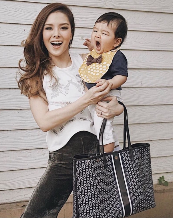 TORY BURCH T LINK TOTE BAG กระเป๋าสะพายไหล่ทรงช้อปปิ้ง ทรงคลาสสิค ฮิตตลอดกาล ทรงสวยขนาดกำลังดี ตัวกระเป๋า วัสดุหนัง PU ด้านหน้าติดโลโก้แบรนด์มาพร้อมที่คล้องกุญแจ ตัดแถบเส้นลายกราฟฟิค เปิดปิดด้วยกระดุมแม่เหล็ก ภายในมีช่องแยกลายแบรนด์สวยงาม โล่งกว้าง ภายในบ