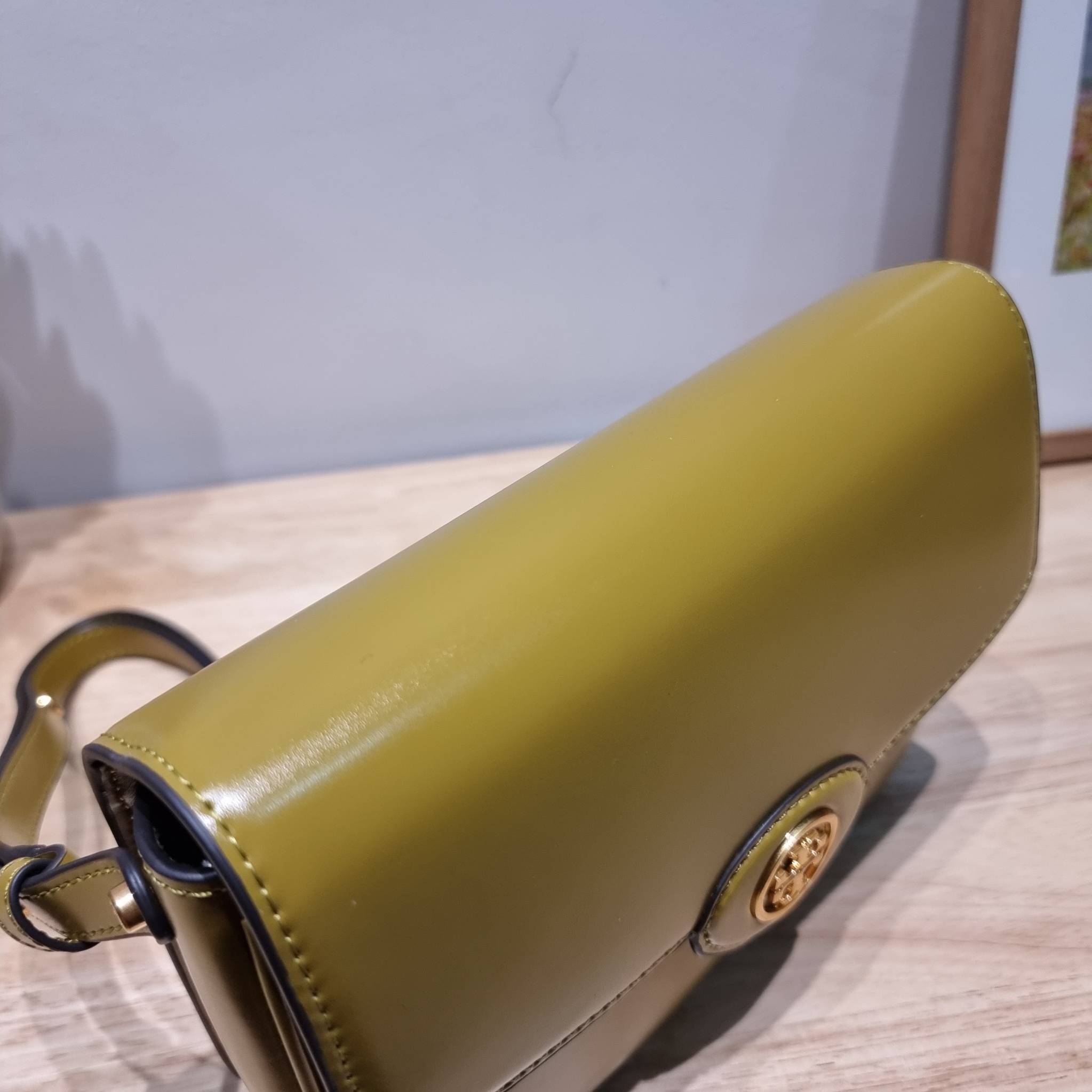 TORY BURCH ROBINSON SPAZZOLATO CONVERTIBLE SHOULDER BAG คอลเลคชั่นใหม่ สวยก่อนใคร ในราคาสุดคุ้ม! กับกระเป๋าสะพายไหล่ ดีไซน์สุดหรู หนังแก้วเงาสวยคม สีผู้ดี รูปทรงใช้งานได้ทุกลุค