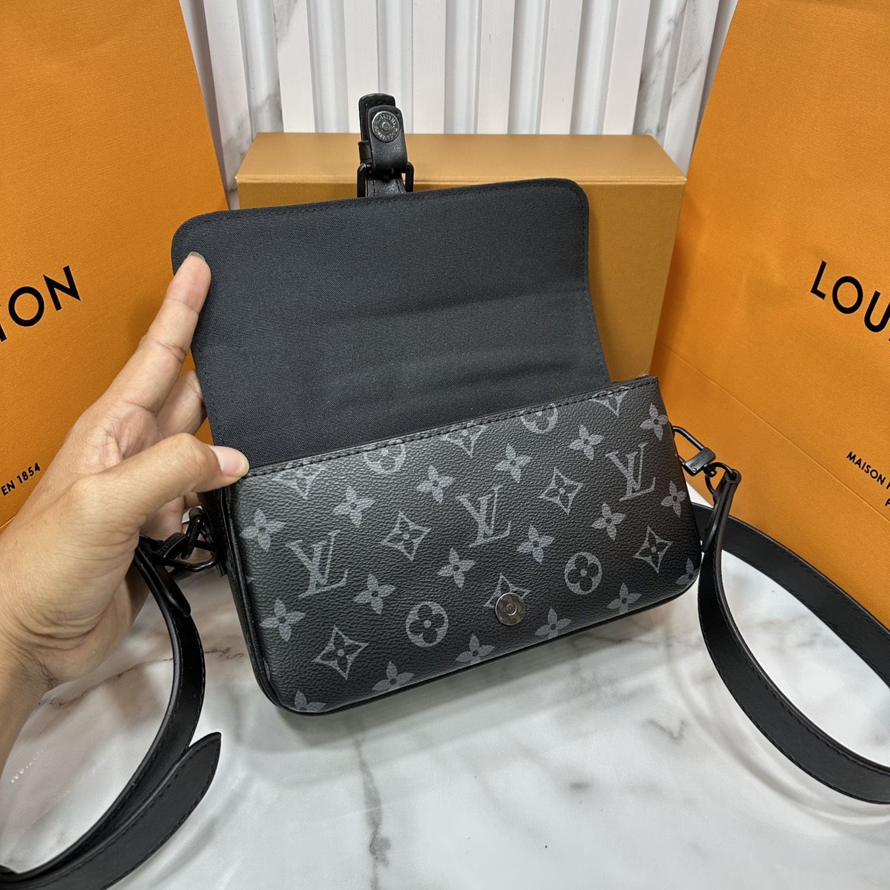 ORI หนังแท้ | LV Montsouris crossbody bag Monogram Eclipse Canvas 22cm กระเป๋าสะพายทรงแมสเซ็นเจอร์ไซส์เล็ก สไตน์กระเป๋าสตางค์แบบสะพาย ดีไซน์ใหม่ทรงยาวล้ำสมัยประดับบัคเคิลสัญลักษณ์เมซงพร้อมแถบแม่เหล็กด้านหน้า สุดไอคอนิก