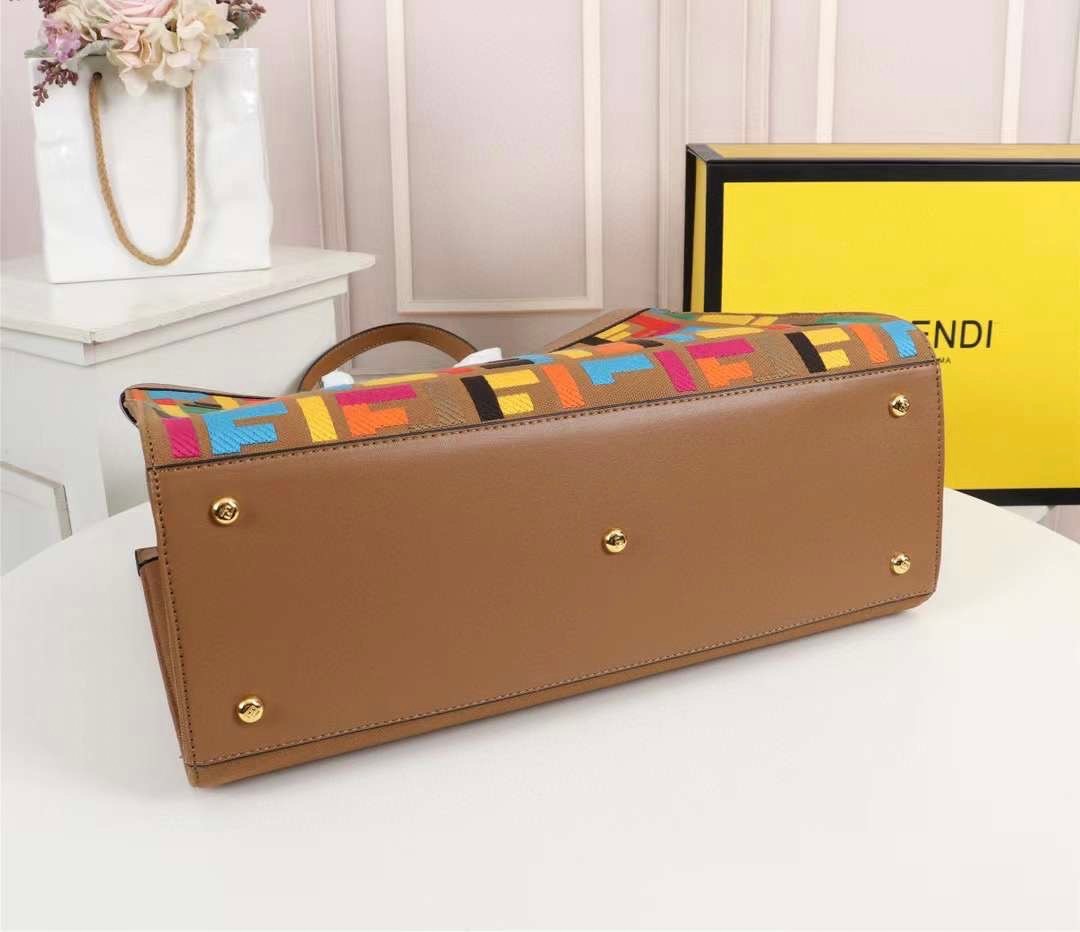 FENDI PEEKABOO X-TOTE BAG Multicolour 40cm เกรดเทพออริจินอล FENDI MONOGRAM SHOPPING BAG สวยมงลงมากค่ะ กระเป๋าสะพายข้างได้ ถือได้ ใบใหญ่ลายโมโนแกรม FF สวยมากทรงนี้ใช้เป็น everyday bag ได้ จุใจใส่ของได้เยอะ ตัวกระเป๋าผลิตจากผ้าทออย่างดี อยู่ทรงสวย ภายในโล่ง