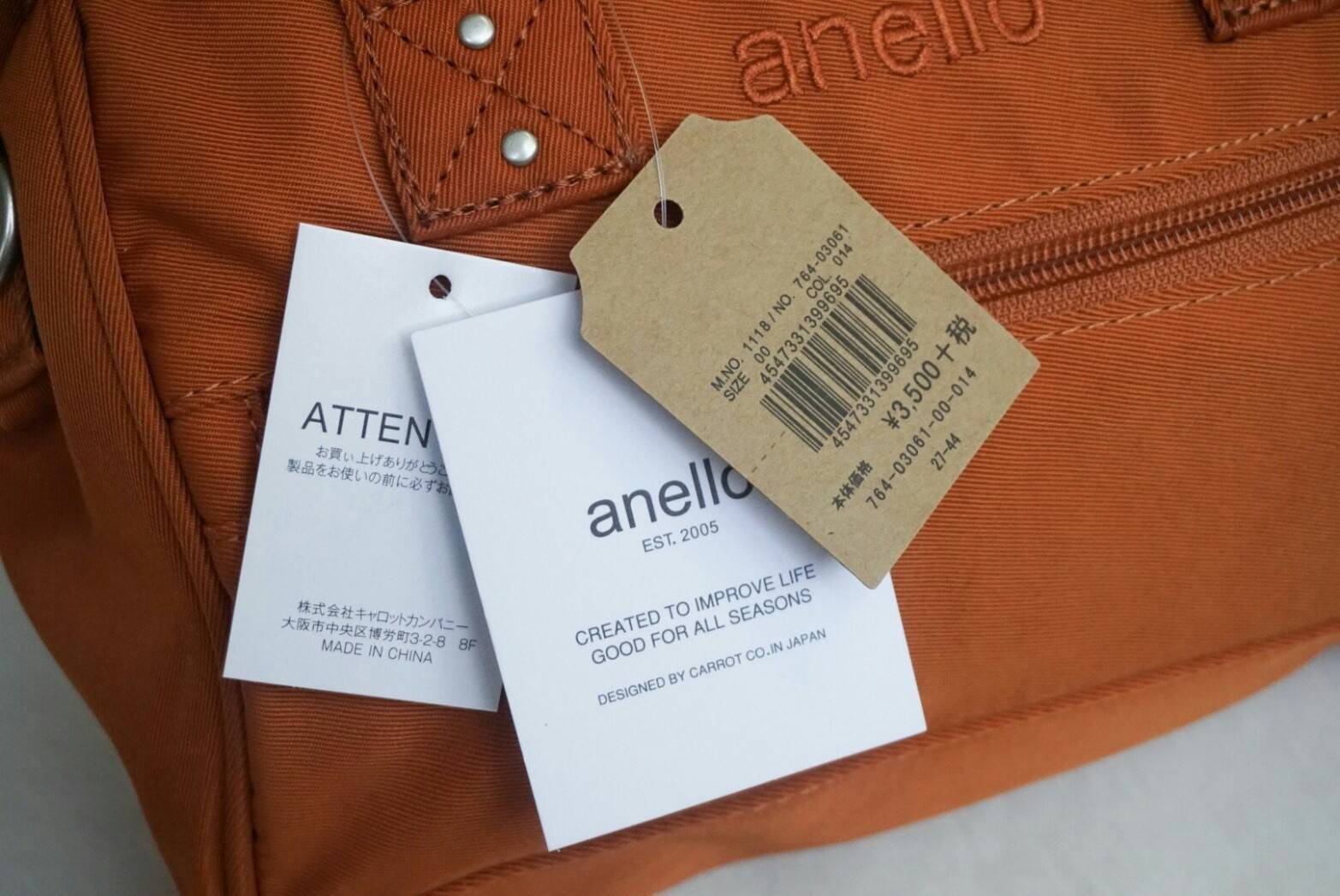 ANELLO Polyester Twill Mini Shoulder Bag AT-H1371 แบรนด์ฮิตติดลมบนในขณะนี้ กับคอลเลคชั่นใหม่เป็นรุ่นทรง Shoulder bag กระเป๋าสะพายในนี้ทำจากผ้า Polyester twill ที่มีความคงทนและมีสีสดใส กระเป๋าที่ดูจะใบเล็กๆใบนี้ สามารถบรรจุขวดน้ำ 500ml และกระเป๋าตังค์แบบยา