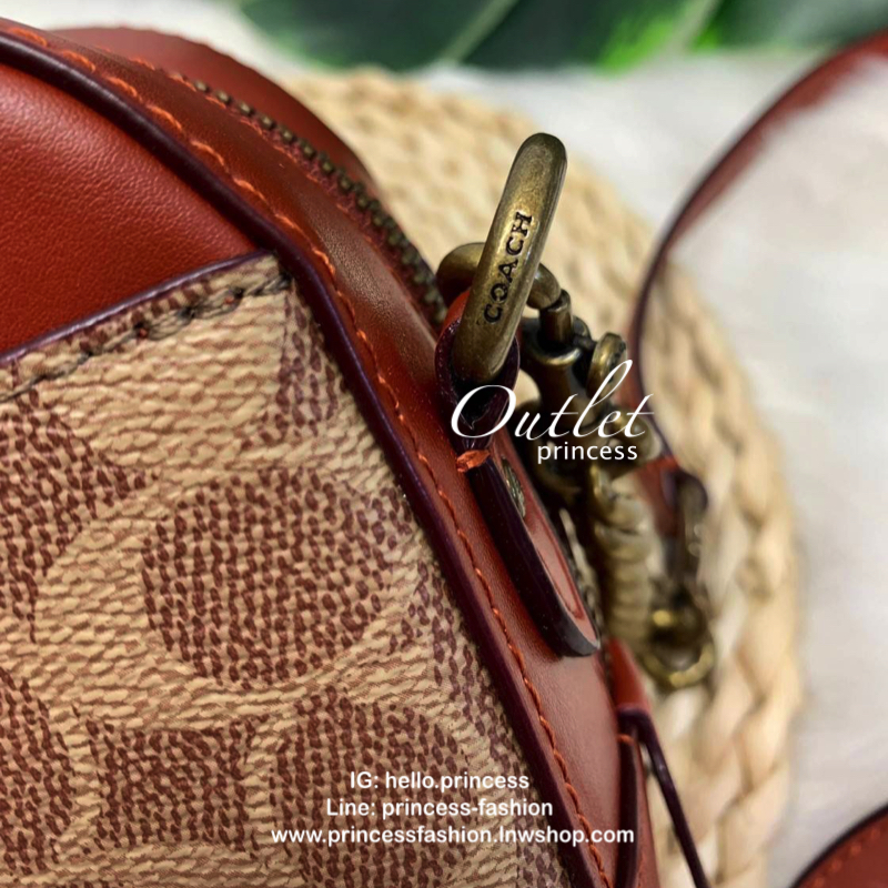 COACH CROSSBODY BOX BAG กระเป๋าสะพายข้าง crossbody วัสดุหนัง pvc. หนังนิ่ม คุณภาพดี ลาย signature brand ตัดขอบหนัง ด้านหน้า/ หลังมีช่องเเล็ก เปิดปิดกระเป๋าแบบซิป ภายในกว้าง ใส่ wallet ขนาดกลาง มือถือได้ทุกรุ่น และของใช้จุกจิกได้ พร้อมสายสะพายแบบโซ่ต่อหนัง