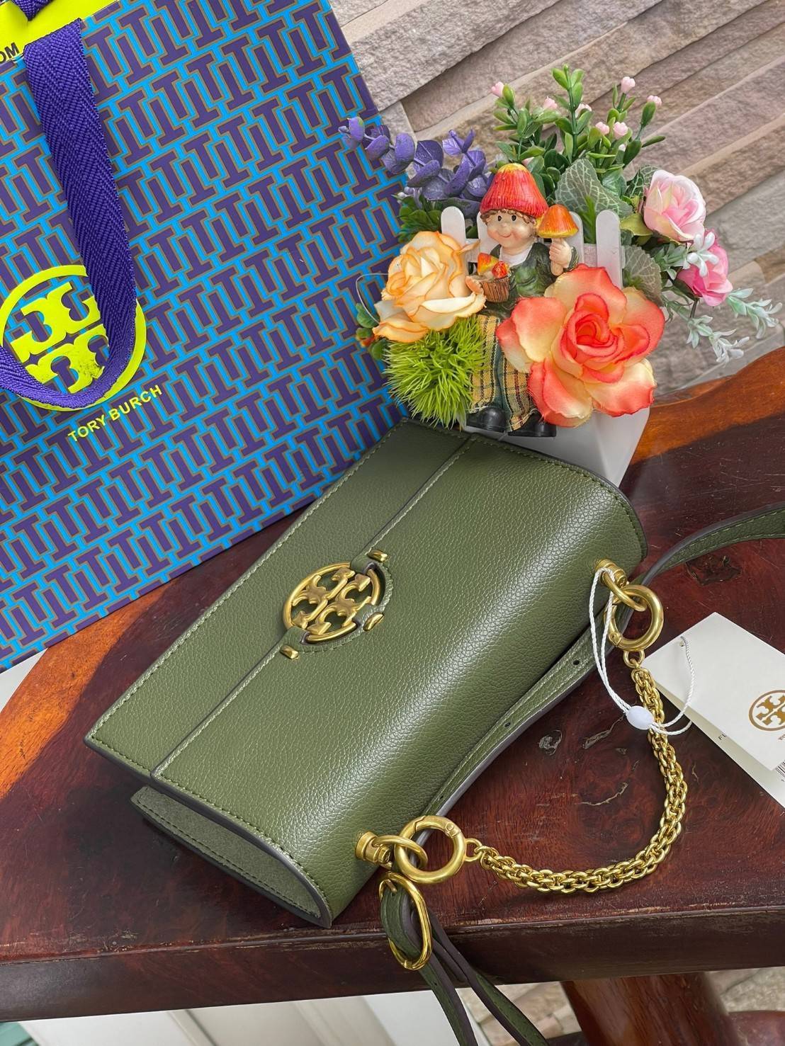Tory burch miller mini bag หนึ่งในแบรนด์เนมยอดฮิตระดับโลกที่สายแฟชั่นตัวจริงต้องมีสักใบในตู้ เพราะเป็นแบรนด์ที่เหล่าบรรดาเซเลปและดาราใช้กันเยอะมาก รุ่นก็เป็นอีกหนึ่งใบที่คุ้มค่าคุ้มราคามากค่ะ ด้วยดีไซน์กึ่งทางการ กึ่งลำลอง จึงใช้งานได้หลายโอกาส แม้จะมีขนา