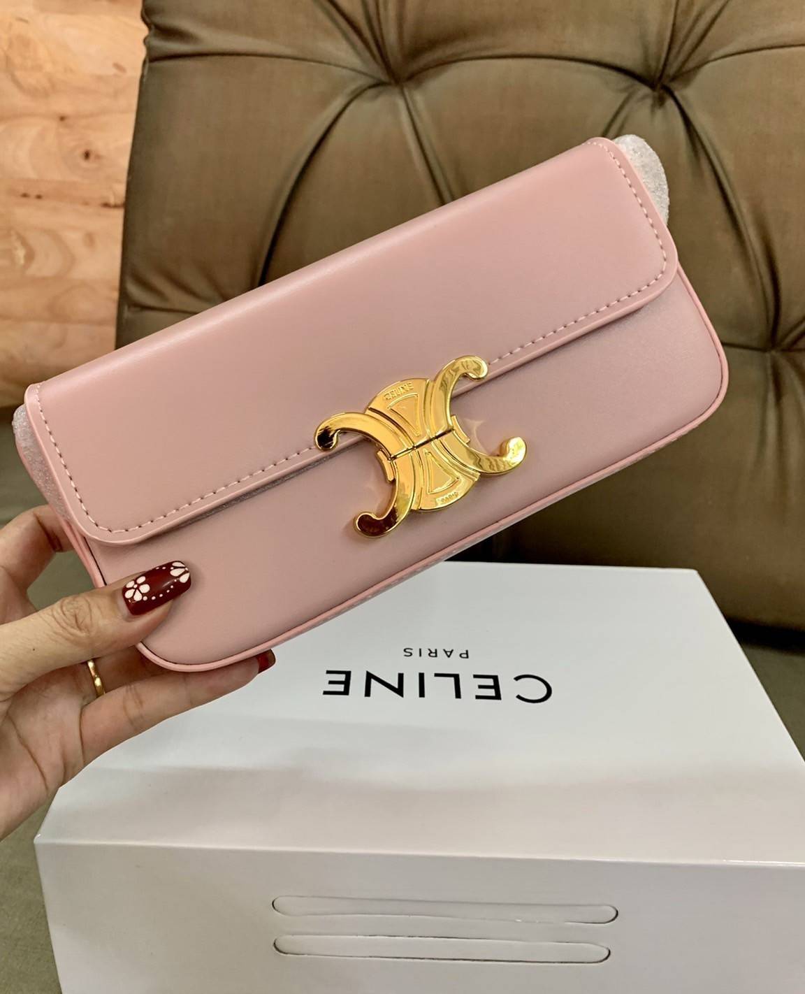 CELINE TRIOMPHE SHOULDER BAG VIP GIFT WITH PURCHASE-GWP พรีเมี่ยมกิ๊ฟ Limited Edition จาก CELINE PERFUME DUTY FREE COUNTER วัสดุหนังแกะสังเคราะห์เรียบ ดีไซน์ยอดนิยมสไตล์สาว LISA ทรงเหลี่ยมสวยหรูอยู่ทรง