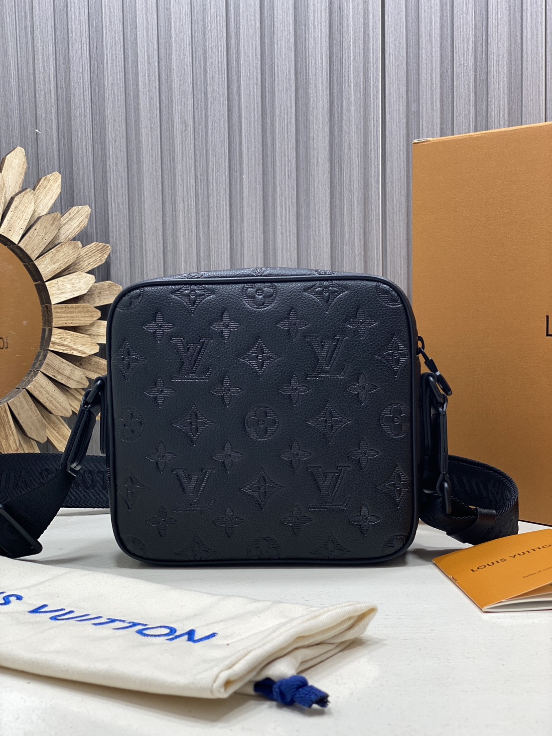 TOP ORI หนังแท้ | LV Getaway Messenger Bag กระเป๋าสะพายทรงแมสเซนเจอร์ ขนาดกะทัดรัดเพรียวบางตอบโจทย์การใช้งานเป็นได้ทั้งกระเป๋าเพาช์และกระเป๋าแมสเซนเจอร์ งานหนัง Monogram Shadow ผสานการประทับลาย Monogram อย่างกลมกลืน