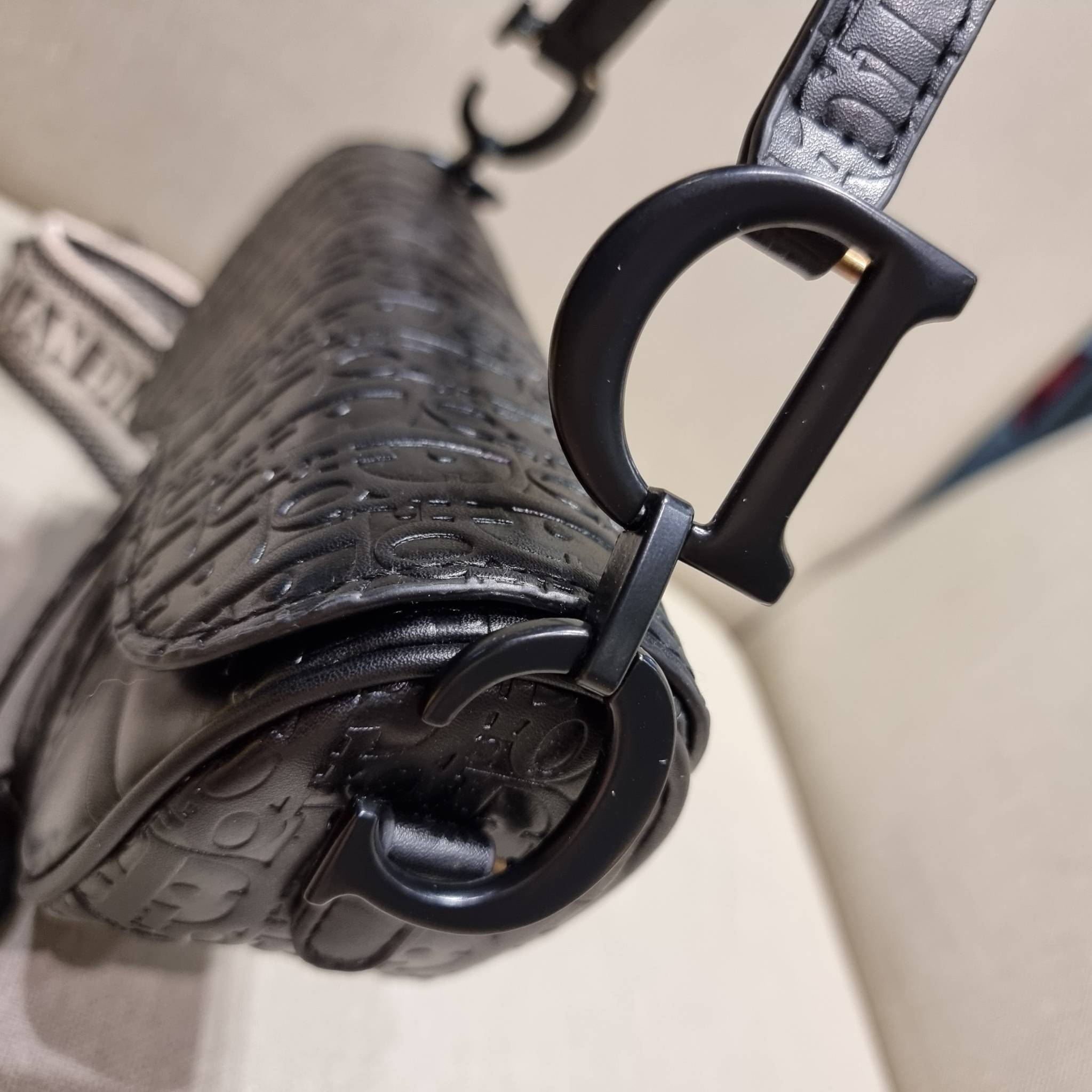 VIP CD OBLIQUE SADDLE BAG / DIOR SADDLE กระเป๋าสะพายข้าง ทรงสวยไม่ซ้ำใคร กิมมิคในตัว ดูแพง ไซส์ใหญ่ ดีไซน์ย้อนยุค เป็นเอกลักษณ์สวยทุกแบบ เปิด-ปิดด้วยกระดุมแม่เหล็กซ่อน ใช้งานง่ายมากๆ ภายในเป็นช่องโล่ง มีช่องซิป ใบสีดำเป็นหนังแท้ ใบลายเป็นผ้าแคนวาส ดูดี ดู