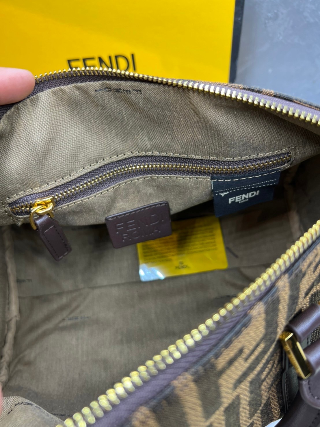 หนังแท้ Fendi Keepall 30 cm / Fendi Travel Bag / Fendi Boston Vintage Bag พร้อมส่งที่ไทย Tobacco Zucca Canvas and Gold hardware. กระเป๋าเดินทางใบใหญ่กำลังดี ภายในโล่งกว้าง จุของได้เยอะ พร้อมส่งที่ไทย ภาพสินค้าถ่ายจากงานขายจริง ใช้งานต่างประเทศได้