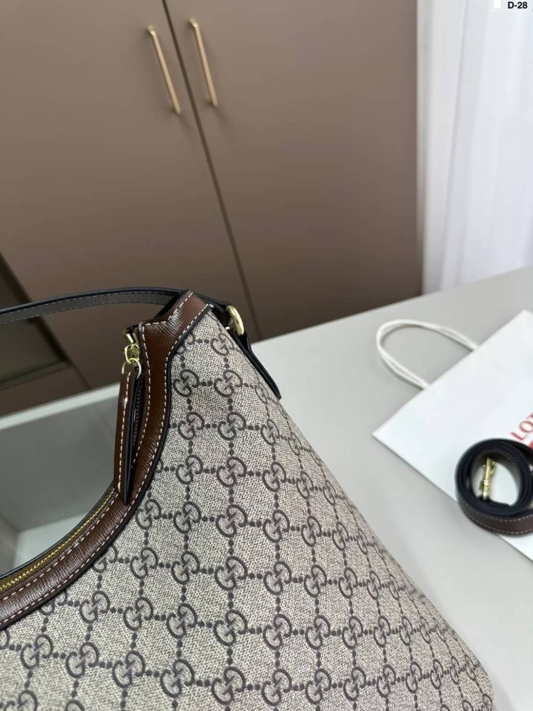 GUCCI GG Supreme Monogram Linea A Hobo Brown กระเป๋าทรงโฮโบวินเทจใบใหญ่ จุของได้เยอะ ลายโมโนแกรมคมชัด ตกแต่งกระเป๋าด้านหลังเพิ่มกิมมิกสวยน่าสนใจ เป็นอีกใบที่เรียบหรูดูแพง
