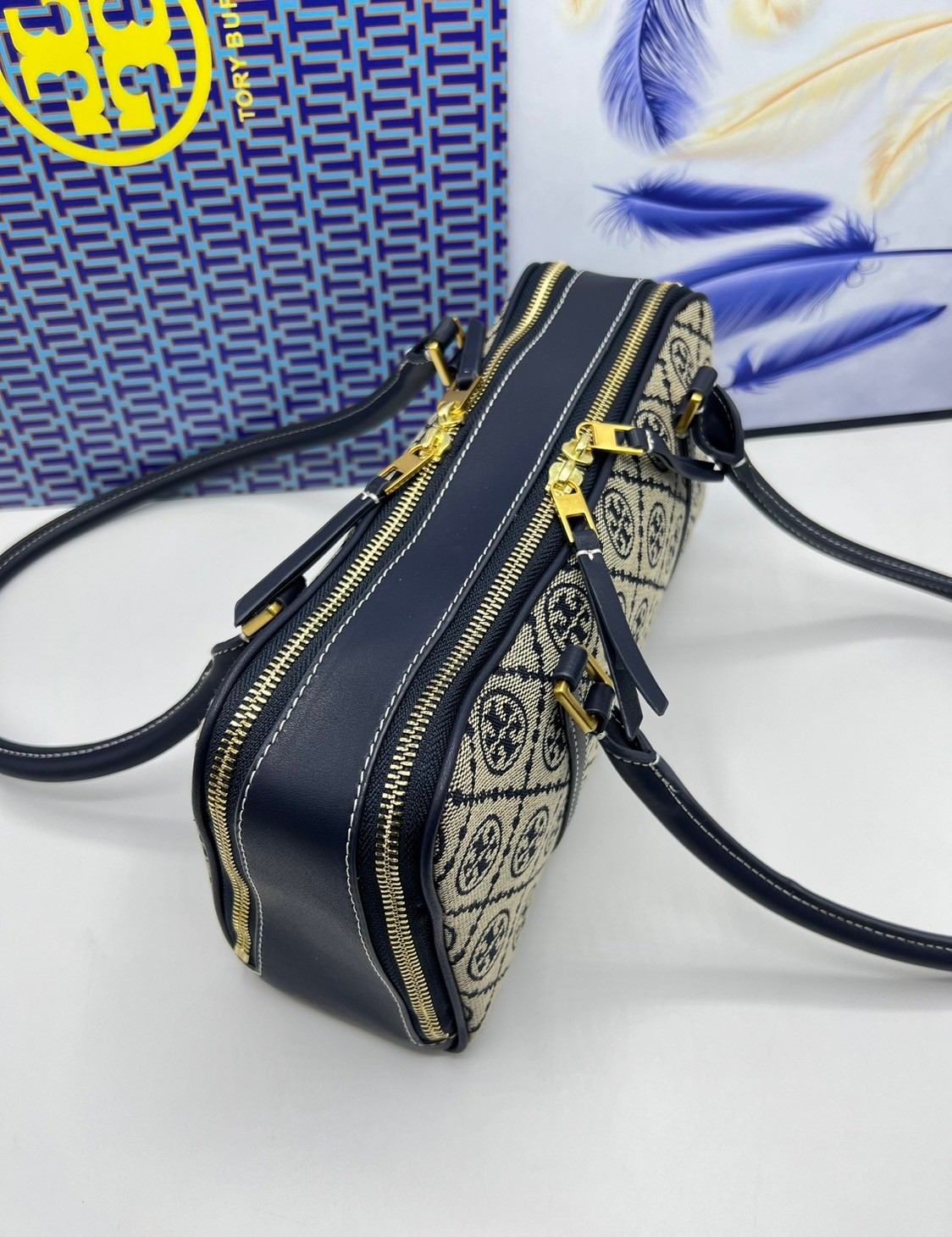 TORY BURCH Small T Monogram Marshmallow Satchel / Tory Burch tote handbag พร้อมส่ง 2 สี ใหม่ล่าสุด กระเป๋าสะพายไหล่ดีไซน์สุดทันสมัย ตัดเย็บสวยงาม ผ้า jacquard ตัดหนัง เปิด-ปิดแบบซิป มีช่องแบ่ง 2 ช่อง มีซิปลับด้านใน ใส่ของได้เยอะมากๆ ค่ะ