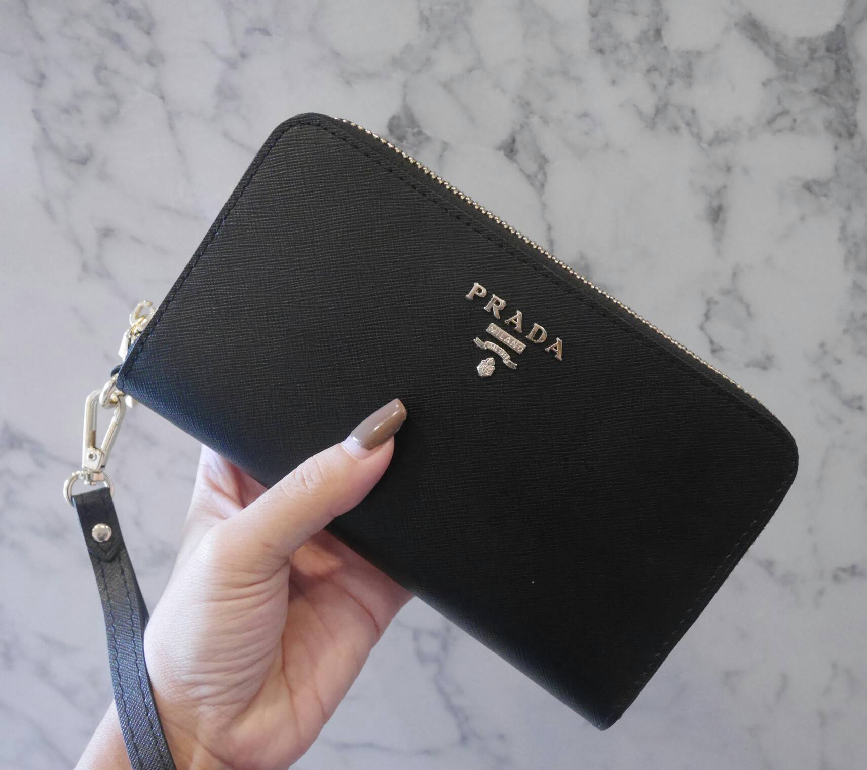 New arrival ! รุ่นที่รอคอย เข้าแล้วค้า กับ Prada Wallet Saffiano กระเป๋าสตางค์ซิปรอบ รับทรัพย์ **พร้อมสายคล้องมือ เปิดปิดด้วยซิป อะไหล่ทอง ปั้มแบรนด์ ทั้งใบ **จุดเด่น มีช่องใส่มือถือ ได้ถึง iphone7+ ใส่บัตรได้หลายช่อง ด้านในมีช่องซิปแยกอีก1ช่อง แถมยังมี ช