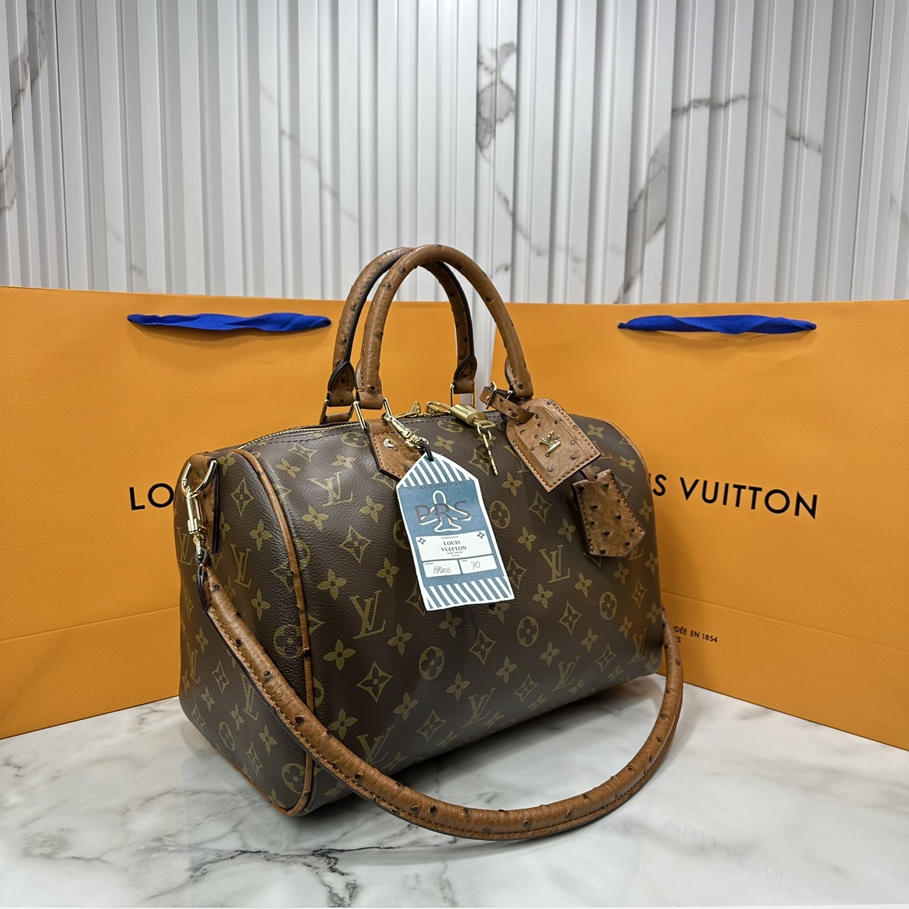 LV speedy soft 30 crafty bag กระเป๋าทรงหมอน รุ่นท็อปฮิต กับดีไซน์ใหม่ต้อนรับฤดูกาลท่องเที่ยว โดดเด่นด้วยการตกแต่งลายพิมพ์ซิกเนเจอร์ และป้ายแท็กหนังสุดเก๋