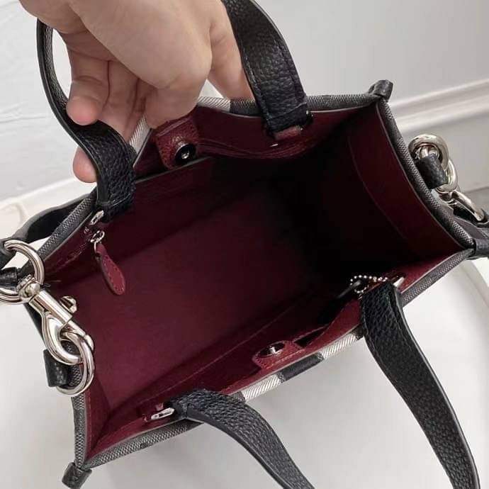 OUTLET 】COACH DEMPSEY TOTE 22 IN SIGNATURE JACQUARD WITH STRIPE AND COACH PATCH (COACH C7083) SILVER/BLACK SMOKE BLACK MULTI สีใหม่ น่าใช้อีกแล้ววว โทนดำคลาสสิกมากๆค่ะ กระเป๋าTOTE ทรงฮิตขนาดกำลังดี มีสายสะพายยาว ถอดได้ ปรับระดับได้ //ลุคไหนๆจัดว่าเกิดทุกง