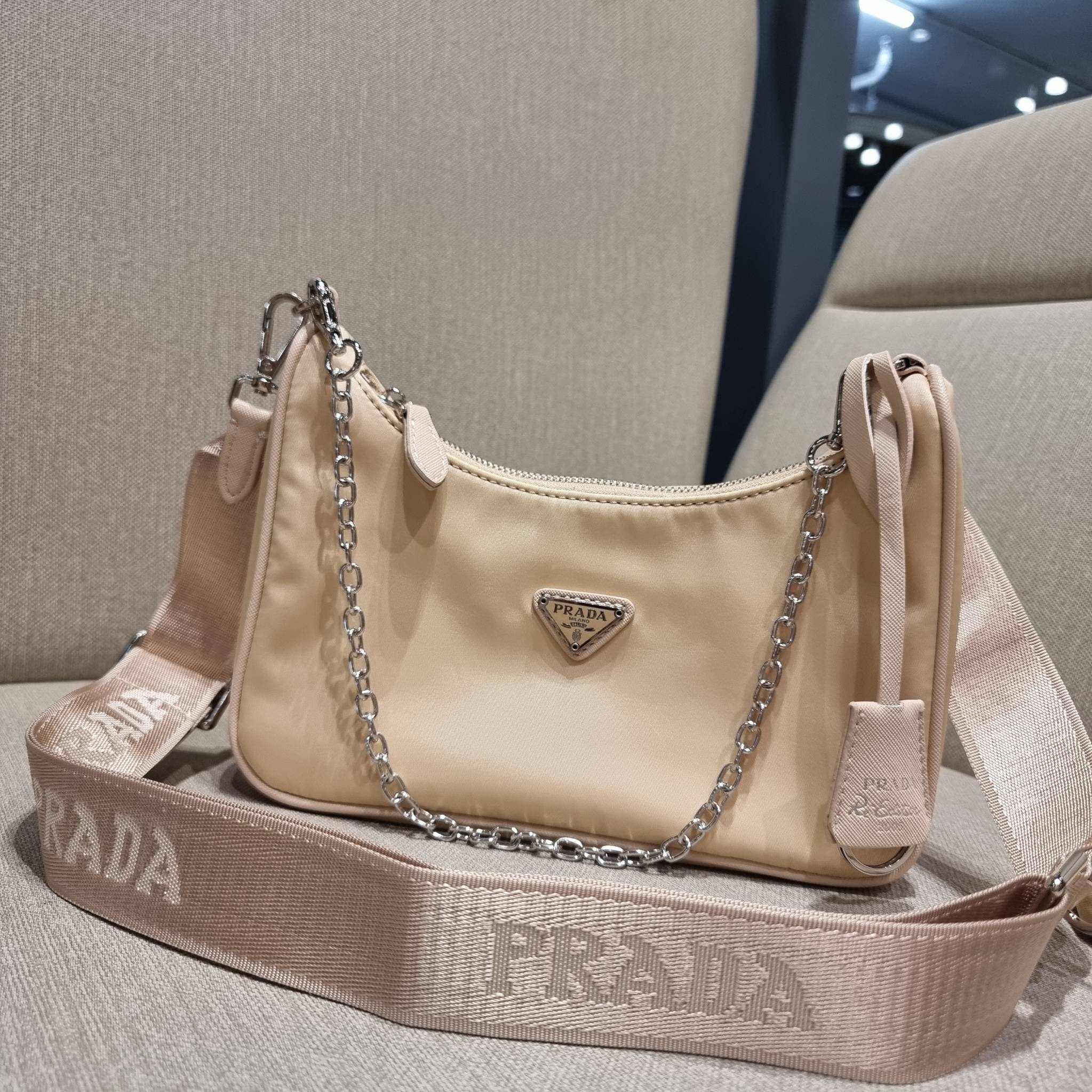 VIP 🥂 PRADA RE-EDITION 2005 RE-NYLON SHOULDER BAG ไอเท็มสุดปัง ที่ฮิตตลอดกาลไม่ว่าจะปีไหนๆ จัดให้ครบทั้งสีขายดีและสีใหม่ล่าสุด ที่สายคุณหนูห้ามพลาด!! กับกระเป๋าสะพายทรงคลาสสิค เหมาะเป็น everyday bag มากๆ วัสดุผ้าไนล่อนคุณภาพ พร้อมใบลูก ไว้ใส่เหรีย
