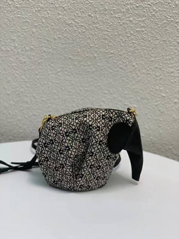 LOEWE Mini Canvas Anagram Jacquard Elephant Bag คอลเลคชั่นใหม่ล่าสุด น้องช้างไซส์มินิน่ารักมากมาย งานแบรนด์หรูจากประเทศสเปน โลเอเว่ (LOEWE) กระเป๋ารูปทรงช้างเป็นเหมือนหนึ่งในซิกเนเจอร์ของแบรนด์ ดีไซน์คงเอกลักษณ์วัสดุ Anagram Canvas Jacquard Fabric ผสมผสาน