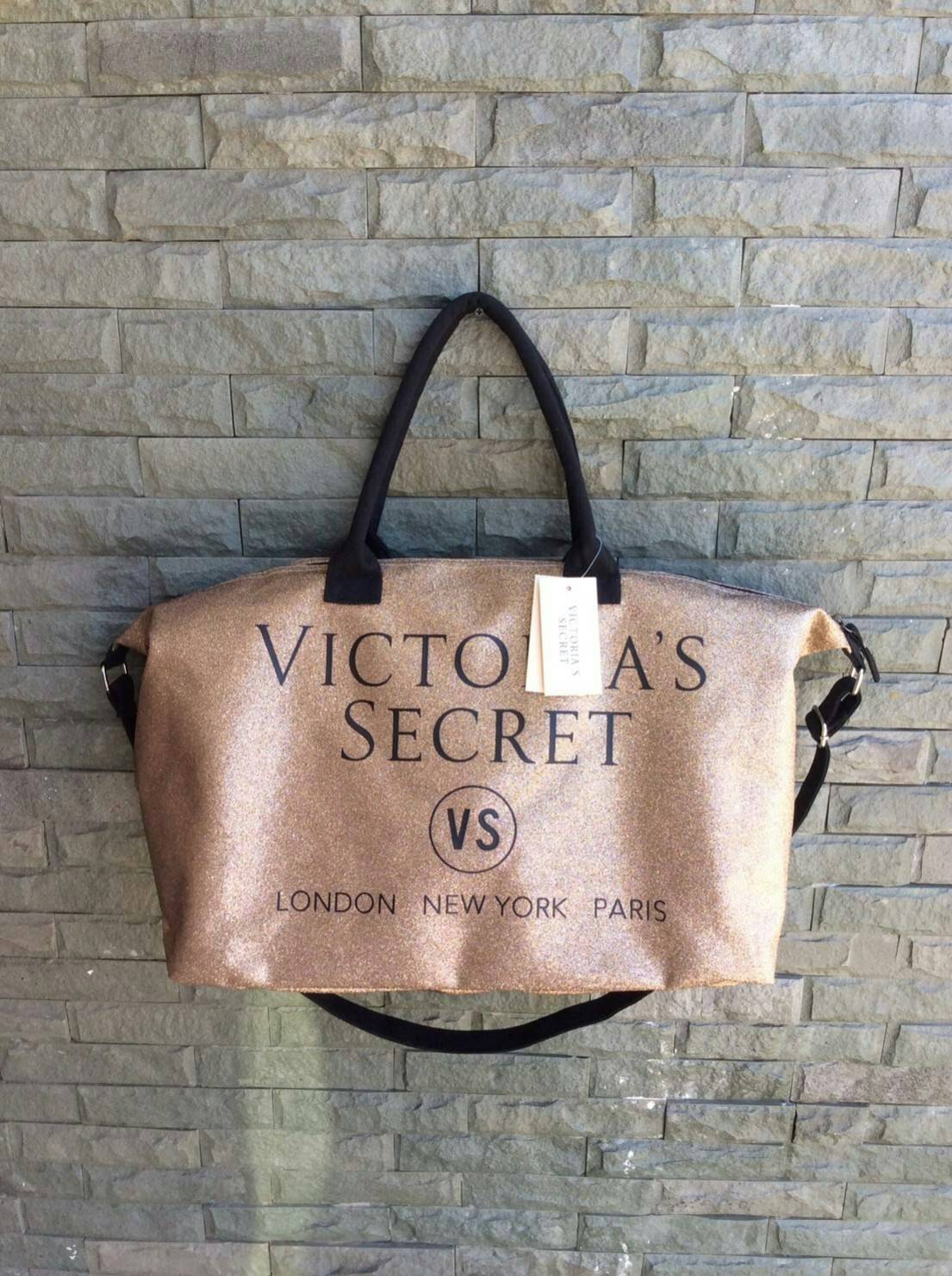 VICTORIA'S SECRET CANVAS GLITTER LARGE RUNWAY TRAVEL BAG 2017 กระเป๋าทรง Travel ใบใหญ่วัสดุ CANVAS GLITTER ด้านหน้าประดับโลโก้แบรนด์ glitter วิ๊งทั้งใบ เปิดปิดด้วยซิป ภายในกว้างจุสุดๆ ใส่เสื้อผ้าได้หลายชุด ไม่ว่าจะถือขึ้นเครื่อง, ไปต่างจังหวัด หรือไป