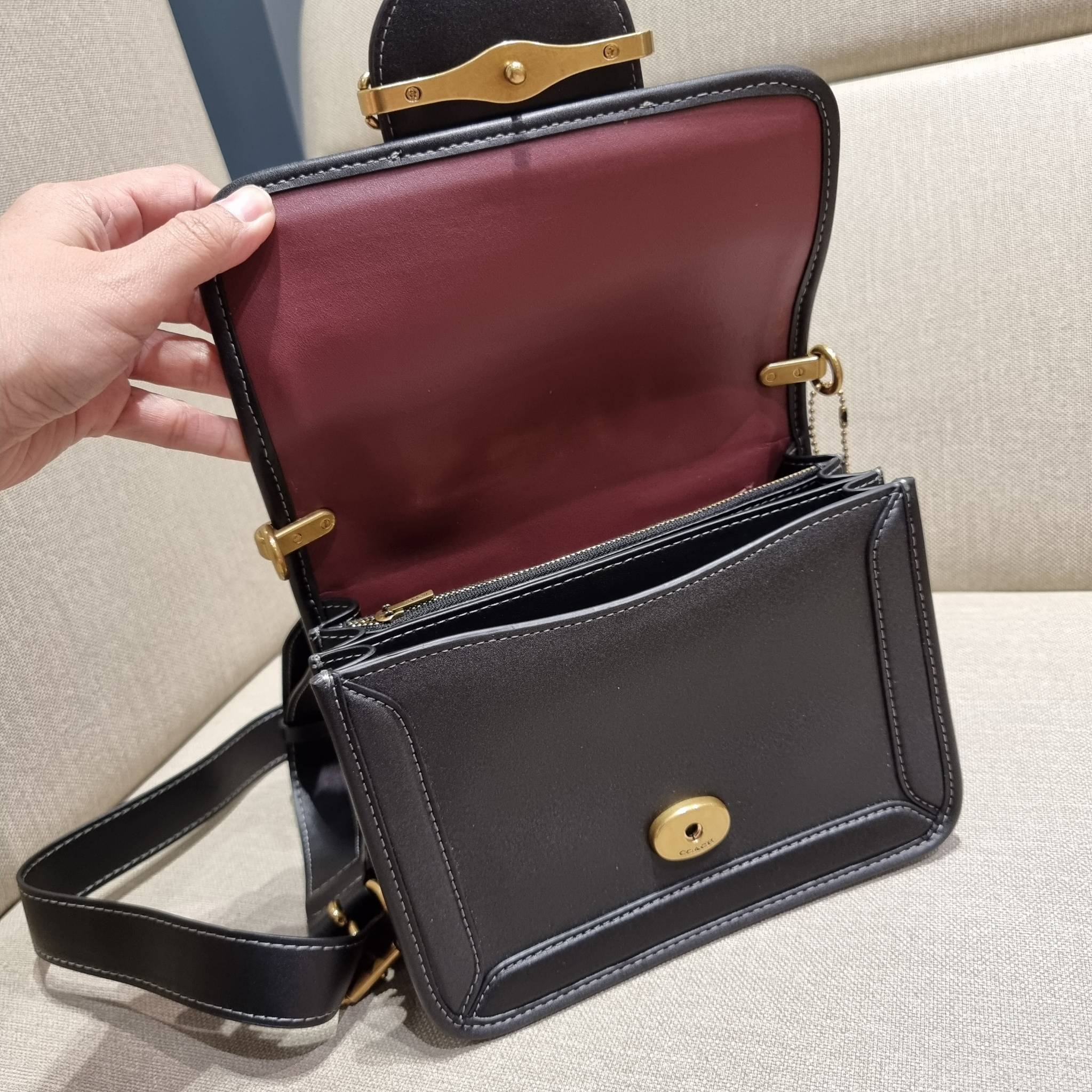 COACH C8449 HERO SHOULDER BAG / COACH C8450 HERO SHOULDER BAG IN SIGNATURE CANVAS ดีไซน์ใหม่ล่าสุด ที่มาพร้อมความหรูยกระดับ กระเป๋าถือ/สะพายข้าง ออกแบบทรงสวย คลาสสิค ขนาดกำลังพอดี ไม่ว่าจะถือ หรือสะพายสายครอส ก็ดูดีแบบไม่ต้องแต่งเติม วัสดุหนังแท้เต็มใบ ฝา