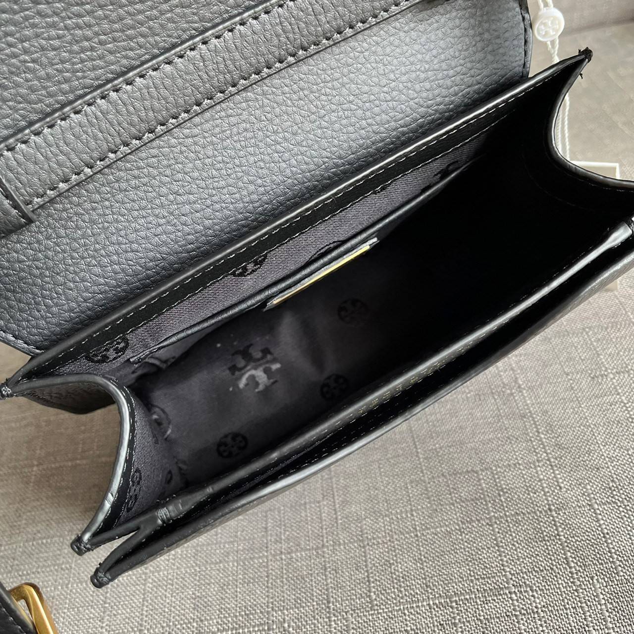 TORY BURCH BRLTTEN SMALL SADDLE BAG / Tory Burch Britten Flap Shoulder Bag กระเป๋าสะพายข้าง วัสดุหนังแกะแท้ ด้านหน้าประดับโลโก้แบรนด์ เปิด-ปิดกระเป๋าแบบกระดุมแป็กแม่เหล็กแน่นหนา ภายในมีช่องหลัก ใส่กระเป๋าเงินใบกลาง มือถือได้ทุกรุ่น มีช่องแยกใส่ของจุกจิกอี