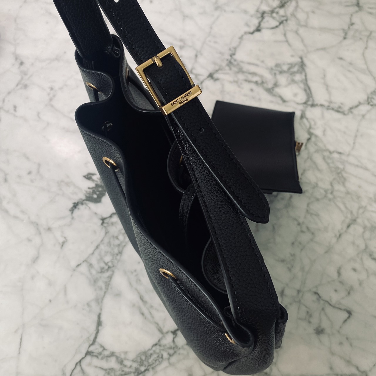 YSL PARIS VII flat hobo bag / YSL Bucket Bag กระเป๋าสะพายทรงโฮโบบัคเก็ต งานหนังเต็มใบ ฟังก์ชั่นสุดเลิศพร้อมเชือกรูด ดีไซน์รูปทรงใช้งานง่าย -- [รับตัวแทนกระเป๋า]