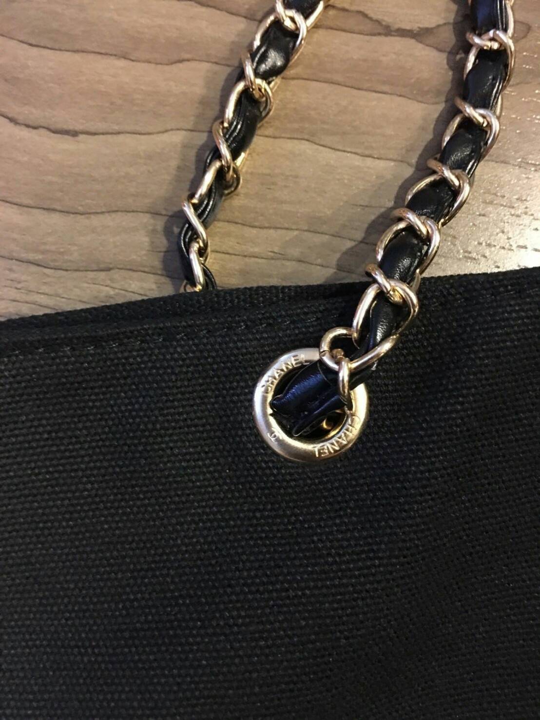 New Arrival!! พร้อมส่งที่ไทย ตามคำเรียกร้อง CHANEL VIP CANVAS TOTE BEAUTY GIFT TOTE CANVAS GOLD HARDWARE CHAIN STRAPS วัสดุทำจากผ้าแคนวาสหนา บุด้วยผ้าซับอีกชั้น ด้านหน้ามีโลโก้แบรนด์ ตรงอะไหล่ปั้มแบรนด์ทุกจุด ตัวสายทำจากโซ่ เรียบ หรู ดูดี ใส่ของได้เยอะมาก