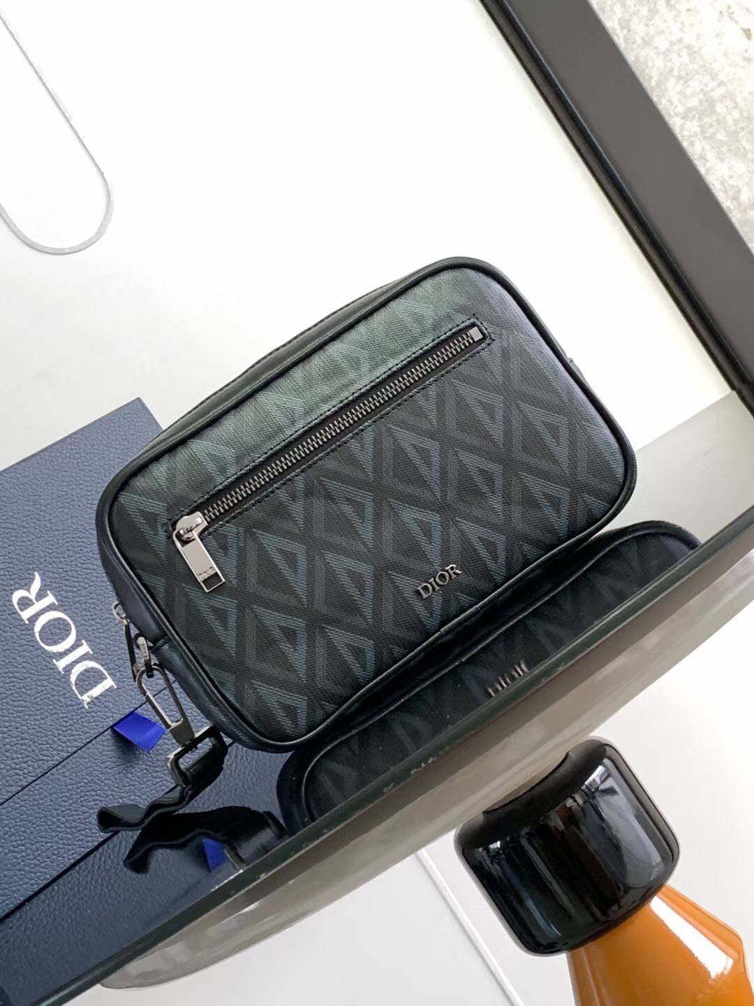 DIOR TOILETRY BAG Oblique Jacquard / Dior Toiletry Handbag พร้อมส่ง กระเป๋าถือมีสายคล้องมือ สวยหรูหราเป็นเอกลักษณ์แบรนด์ **สินค้าเกรดท็อปออริจินอล 1:1 สลับแท้ เกรดดีสุด ใช้งานต่างประเทศได้