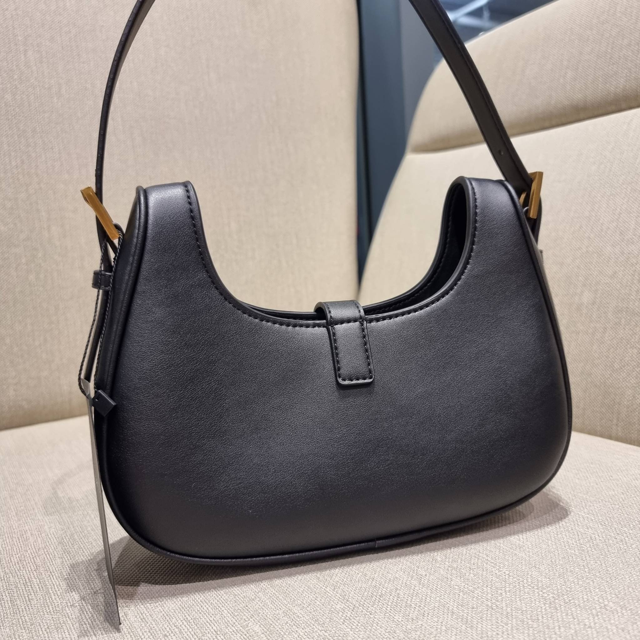 Yves Saint laurent le fermoir hobo bag in shiny leather / YSL hobo bag กระเป๋าสะพายไหล่ ดีเทลหรู สวยครบทุกมุม ตอบโจทย์สาวๆทุกไลฟ์สไตล์ เพราะใช้งานได้ง่ายและสะดวก vip พรีเมี่ยมกิ๊ฟจาก dytyfree วัสดุหนังวัวแท้เต็มใบ สัมผัสดีงามมากๆ น้ำหนักเบา ดูแพงที่สุด ปา