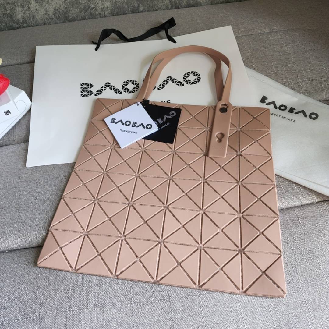 BAO BAO ISSEY MIYAKE LUCENT ONE-TONE กระเป๋า Bao Bao จากแบรนด์ดัง Issey Miyake แบรนด์แฟชั่นจากประเทศญี่ปุ่น ซึ่งมีสินค้ามากมายไม่ว่าจะเป็นเสื้อผ้า นาฬิกา น้ำหอม และที่ขาดไม่ได้นั่นก็คือ กระเป๋า Bao Bao ที่มีความพิเศษในเรื่องของวัสดุและดีไซน์ที่ครองใจสถาปน