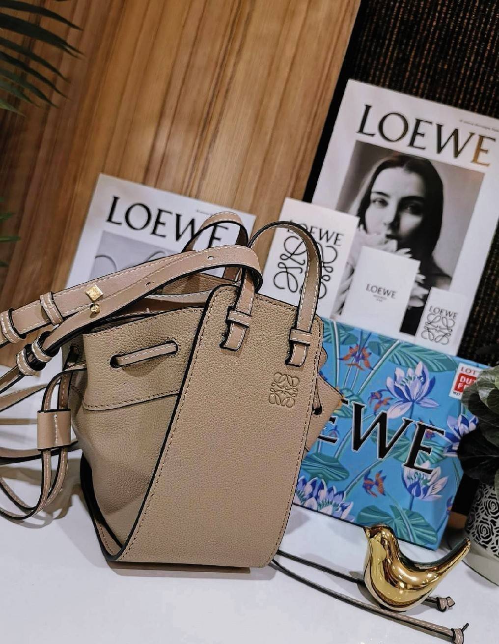 LOEWE HANDLE & SHOULDER BAG GIFT WITH PURCHASE (GWP) กระเป๋าถือหรือสะพายหนังแท้พรีเมี่ยมกิ๊ฟ Limited จาก LOEWE PERFUME DUTYFREE รุ่น Rare items สุดๆวัสดุหนังแท้ Calfskin หนังสวยดีไซน์คงเอกลักษณ์แบรนด์ สามารถปรับใช้ได้หลายทรงด้านข้างมีหูรูดปรับขยายทรงได้ภา