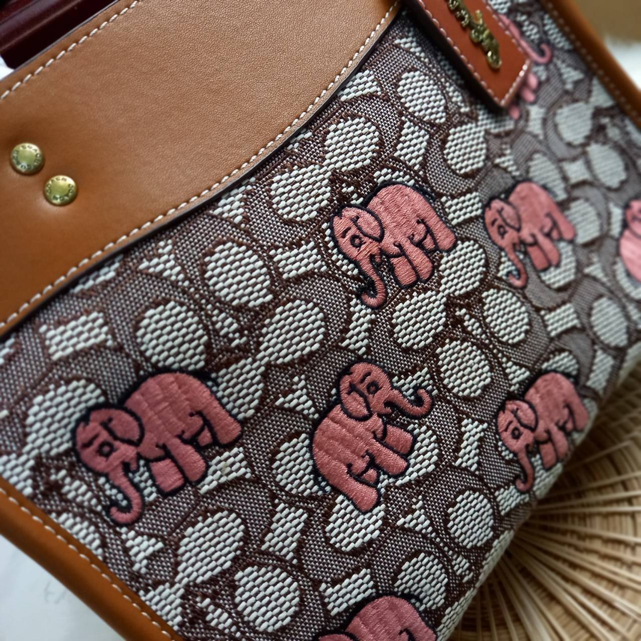 น้องน่ารักน่าใช้ คลาสสิค ดูแพงมากแม่😘🌺//>>COACH ROGUE 25 IN SIGNATURE TEXTILE JACQUARD WITH EMBROIDERED ELEPHANT MOTIF(COACH C6165)🍁กระเป๋ารุ่นคลาสสิค หรูหรา มีรสนิยม ดีเทลเนียบมาก จะถือ หรือสะพายได้ตามดีไซน์การใช้งานเลยจ้า//