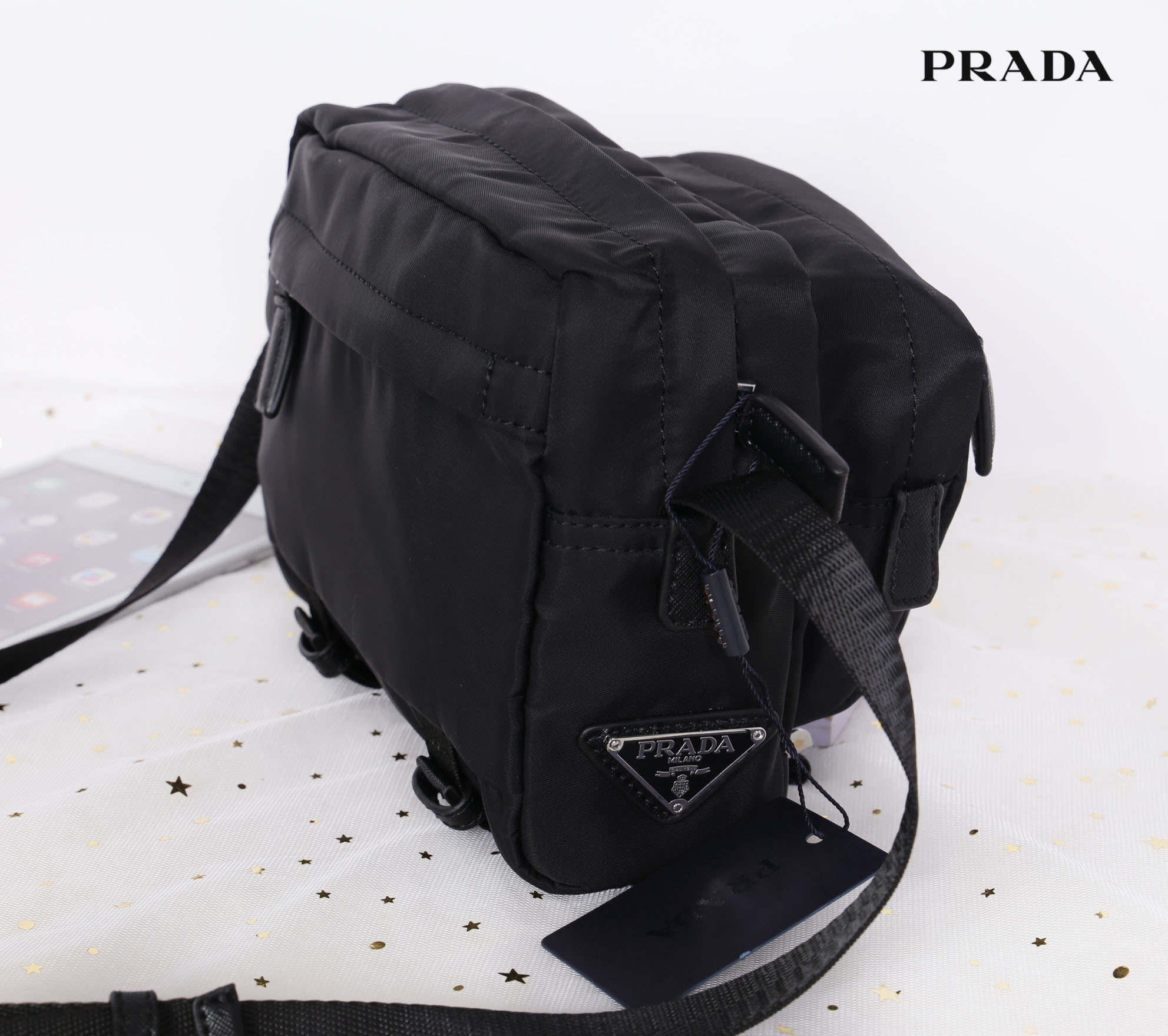 Prada nylon shoulder bag / Prada crossbody nylon bag VIP gift ใช้ได้ทั้งหญิงชาย ห้ามพลาดรุ่นใหม่l Prada Bag ทรงใหม่มีไว้ไม่ซ้ำใครแน่นอนคะ จะสะพายข้าง หรือ คาดอกก็ได้ วัสดุทำจากผ้า Nylon เนื้อหนาคุณภาพดี ตัวอะไหล่เงินสวยหรู ขนาดกำลังดี ใส่ของได้เยอะ มือถือ