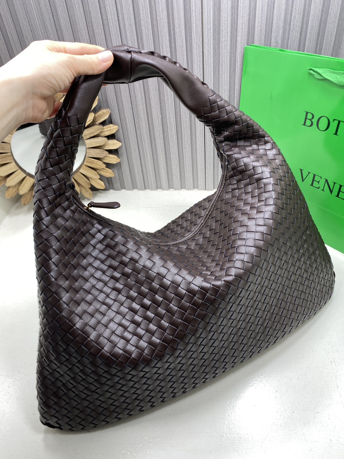 BOTTEGA Large Hop Shoulder Bag 48cm / BOTTEGA Hobo Bag กระเป๋าสะพายไหล่ใบใหญ่ จุของได้เยอะมาก ดีไซส์สานเป็นเอกลักษณ์สวยงาม