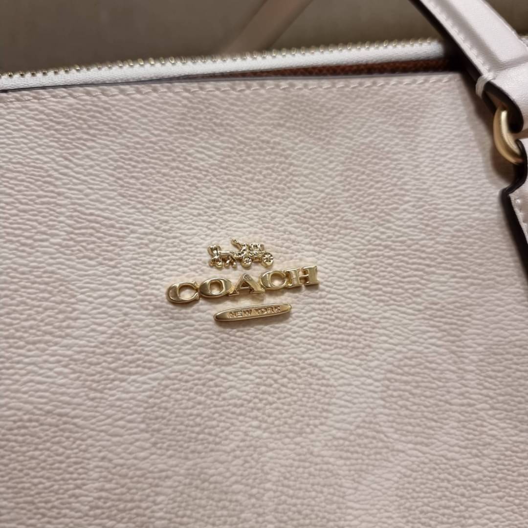 COACH C4075 TATUM CARRYALL IN SIGNATURE CANVAS คอลเลคชั่นใหม่ล่าสุด จัดมาให้ได้สวยก่อนใคร สวยหรูทุกสี!! ลุคผู้ดีต้องมาอีกหนึ่ง กระเป๋าสะพายทรงสวย ที่มาพร้อมสายสะพายไหล่ในตัว และสายครอสบอดี้สำหรับสะพายข้าง วัสดุหนัง crossgrain สวยคมมากๆ ตัวกระเป๋าถูกแบ่งเป